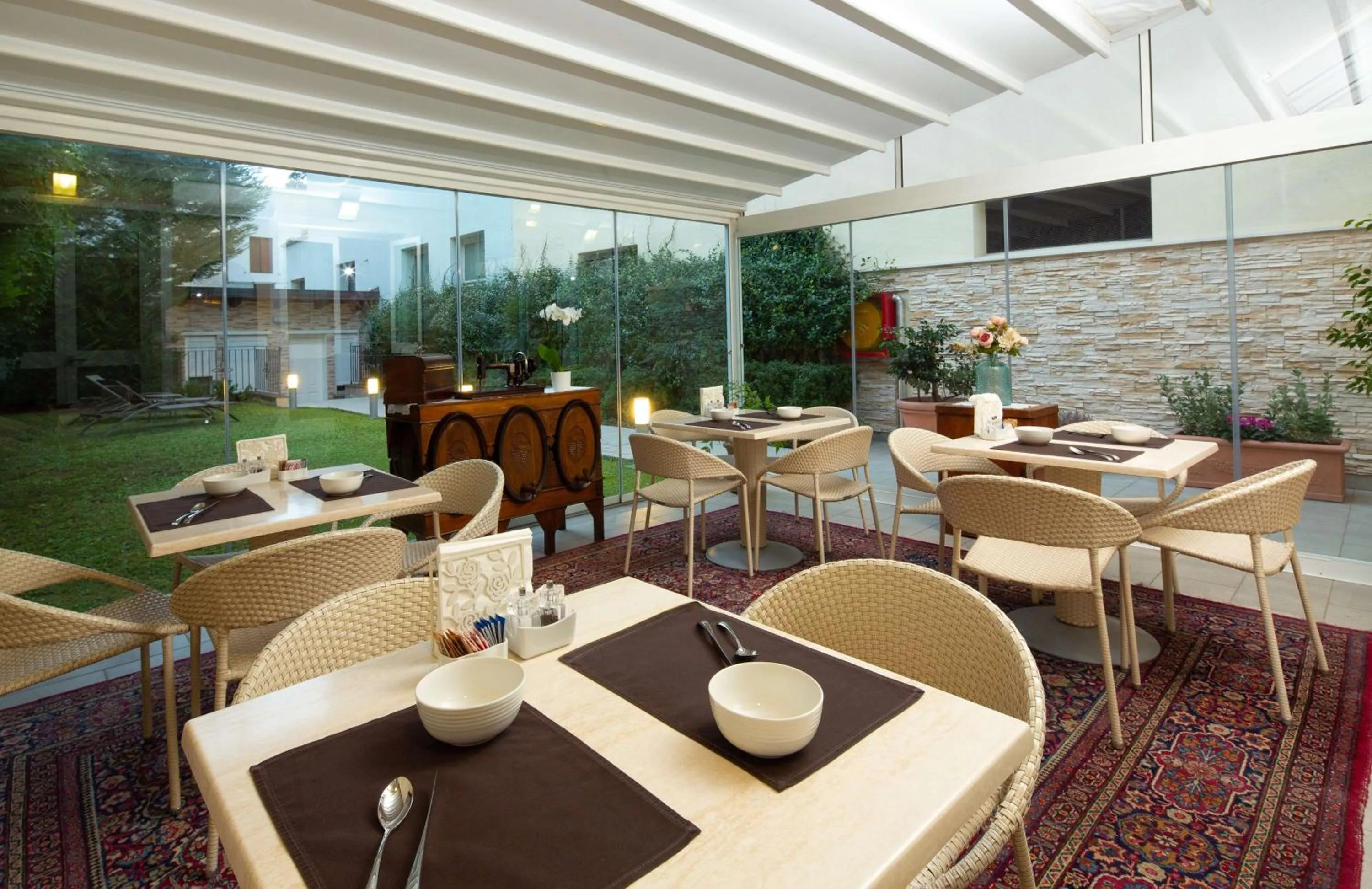 Restaurant/places to eat in Hotel Patavium
