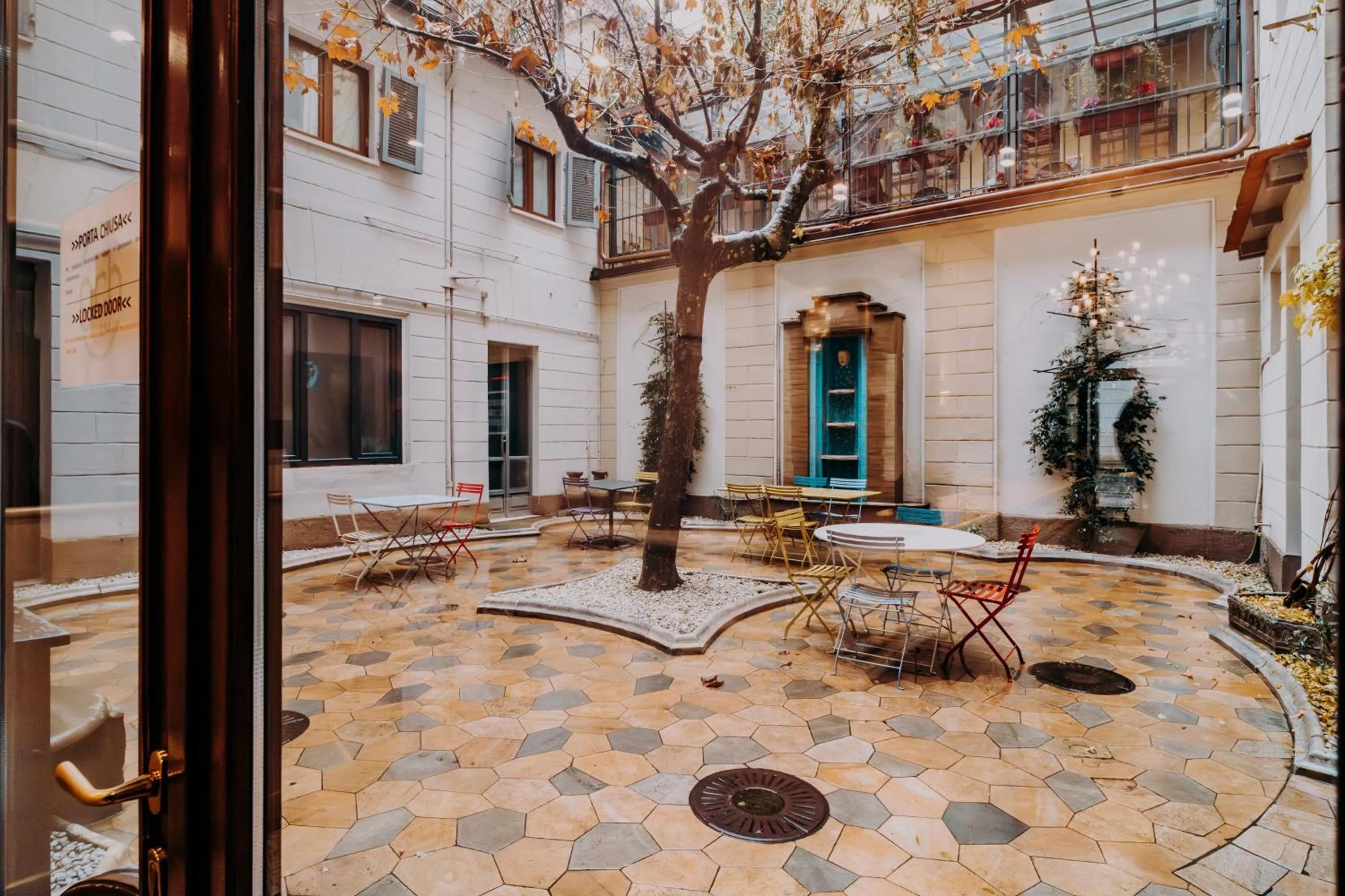 Inner courtyard view in Hotel Astoria