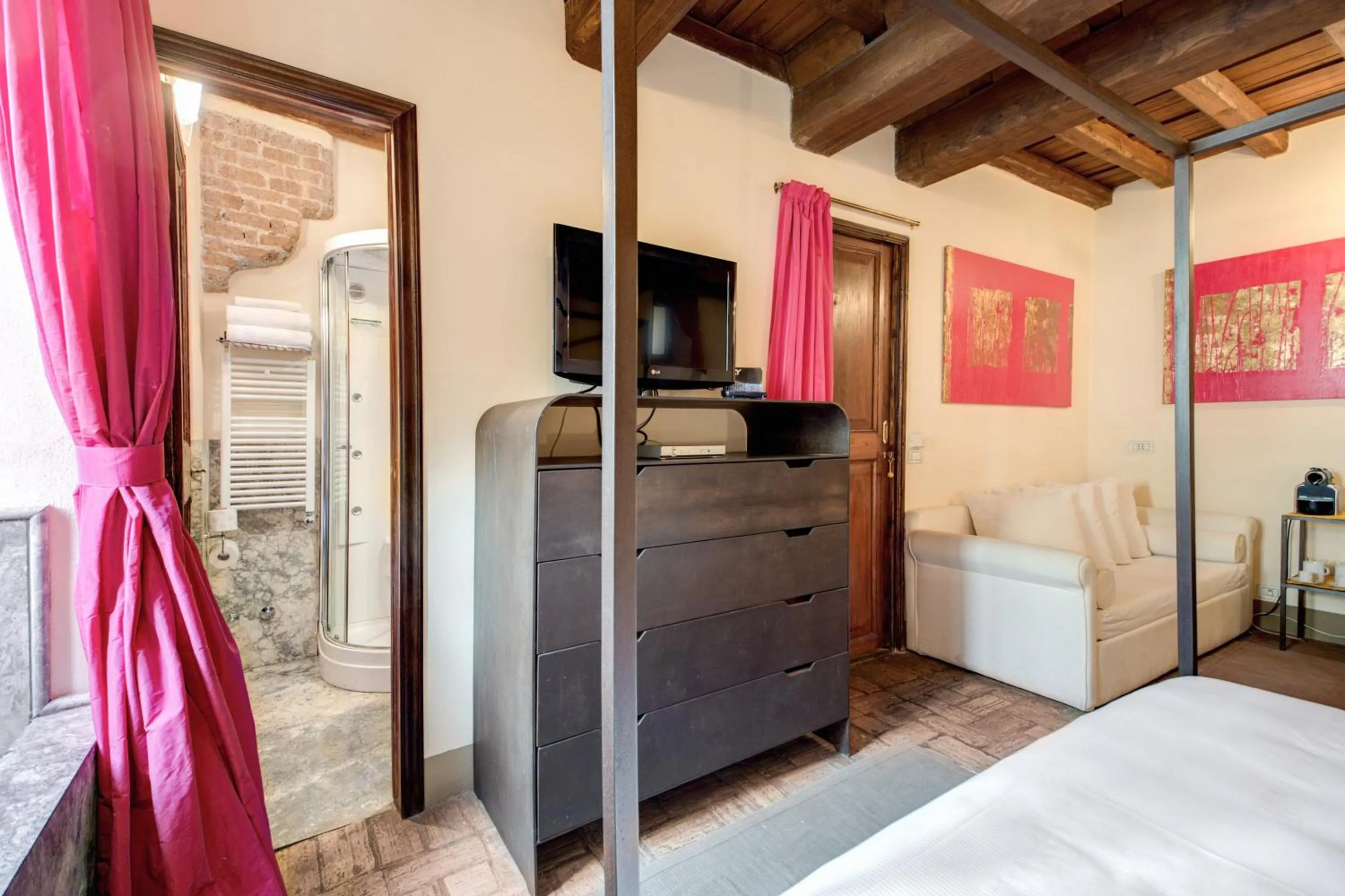TV and multimedia, Bed in Residenza Torre Colonna