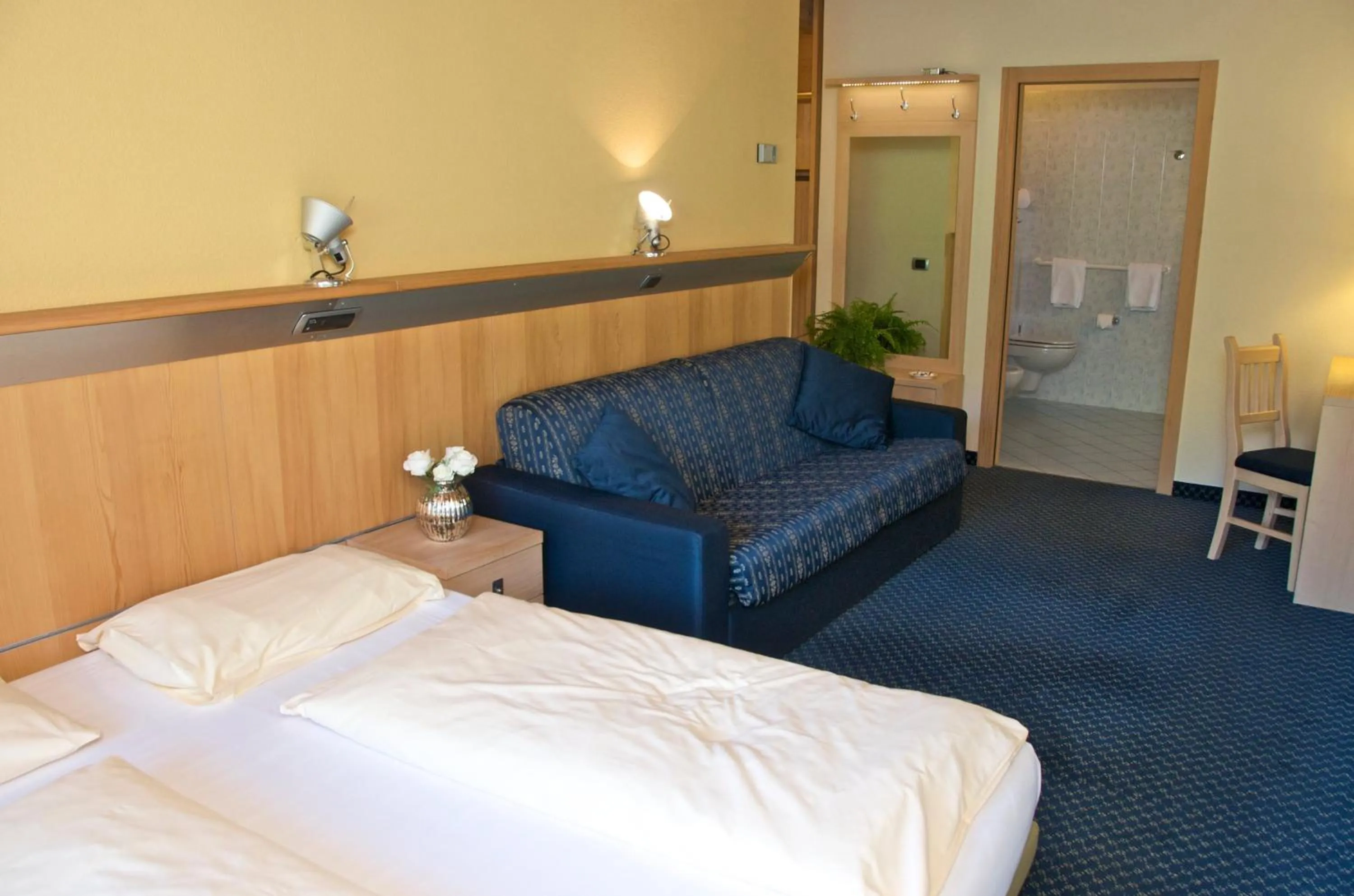 Photo of the whole room, Bed in Alexander Charme Hotel