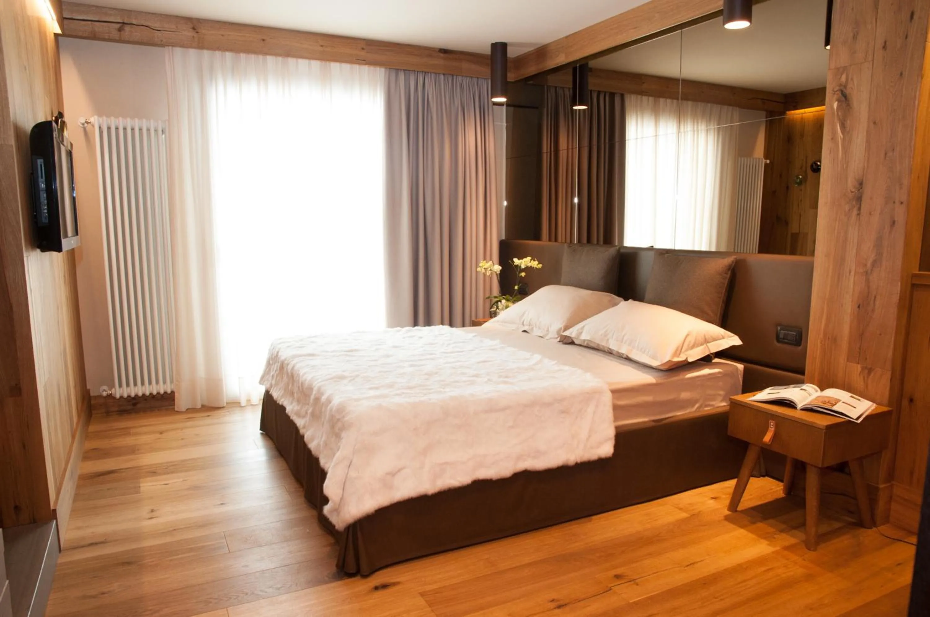 Bedroom, Bed in Alexander Charme Hotel