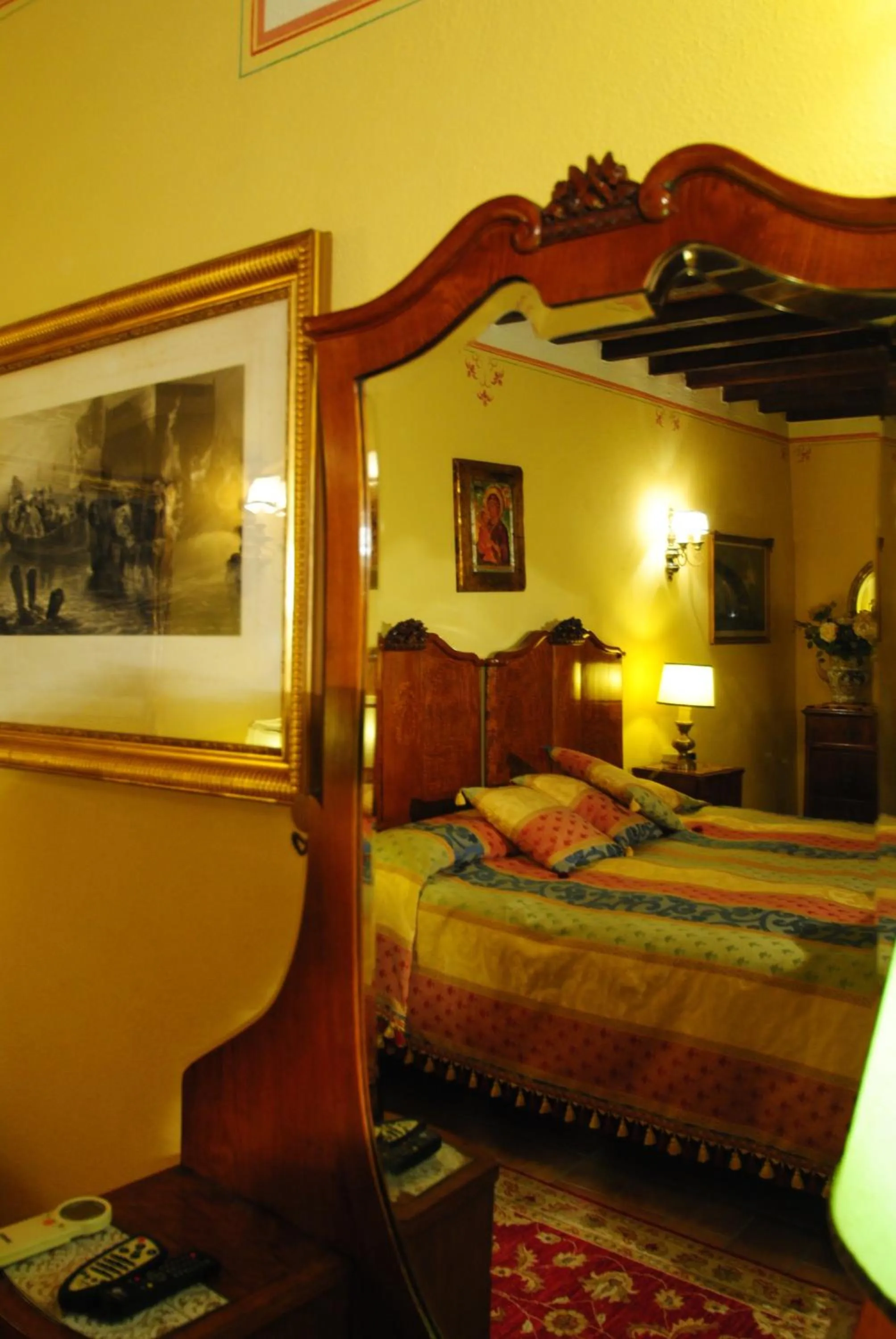 Decorative detail, Bed in Torre Sangiovanni Albergo e Ristorante da Rosary