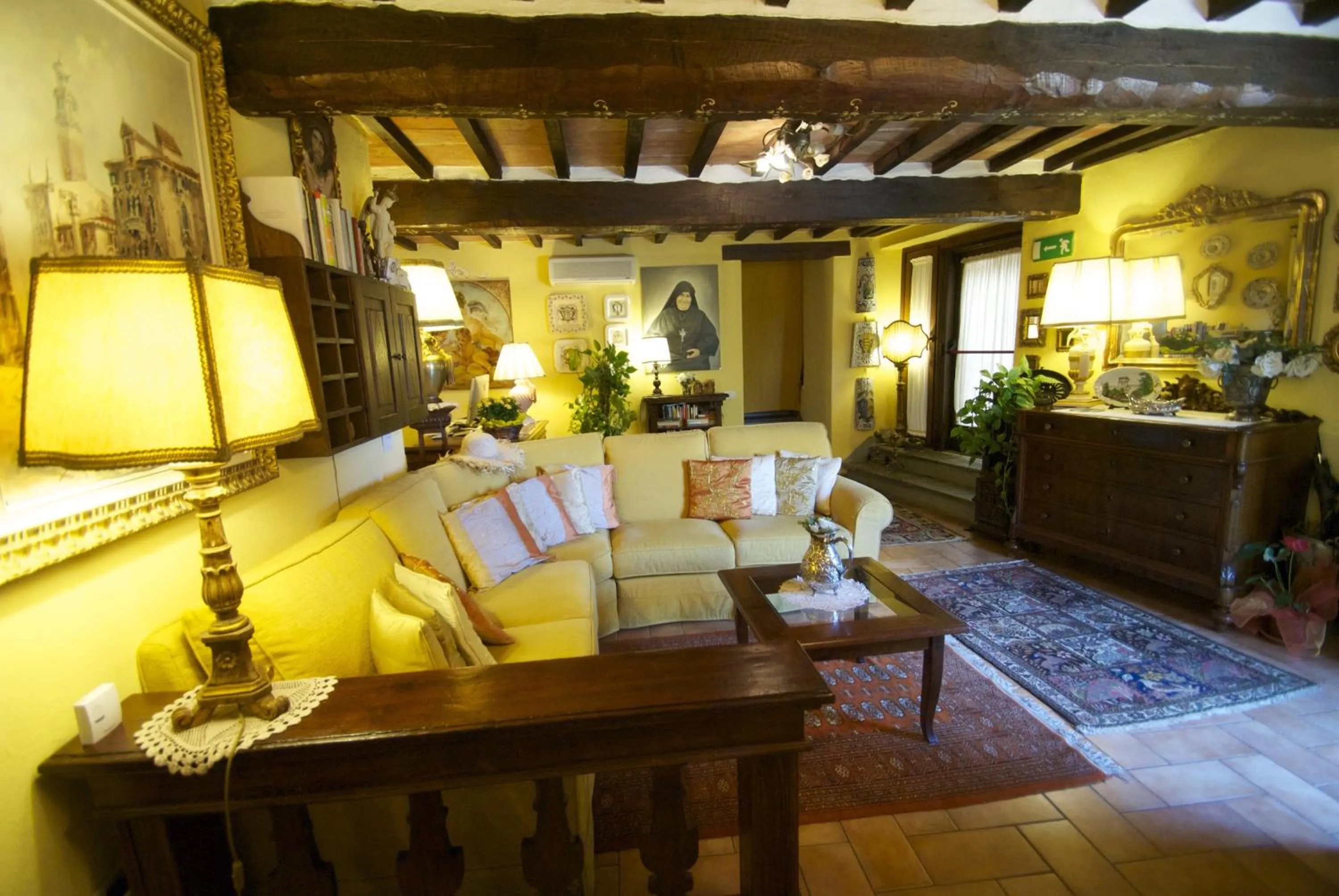 Lobby or reception in Torre Sangiovanni Albergo e Ristorante da Rosary
