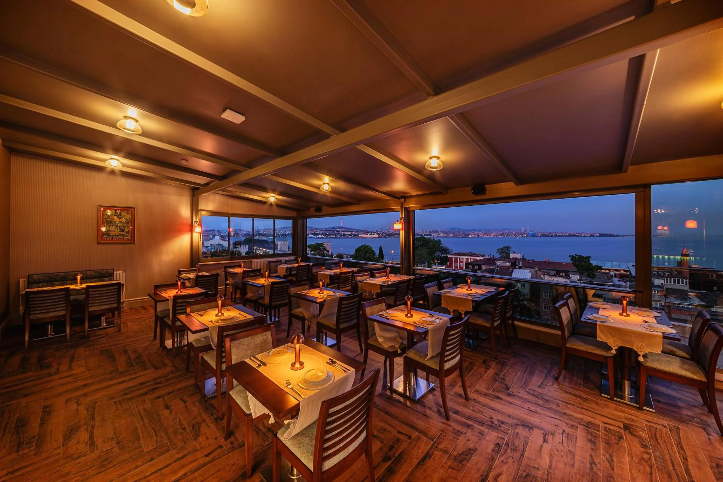 Restaurant/places to eat in Triton Hotel