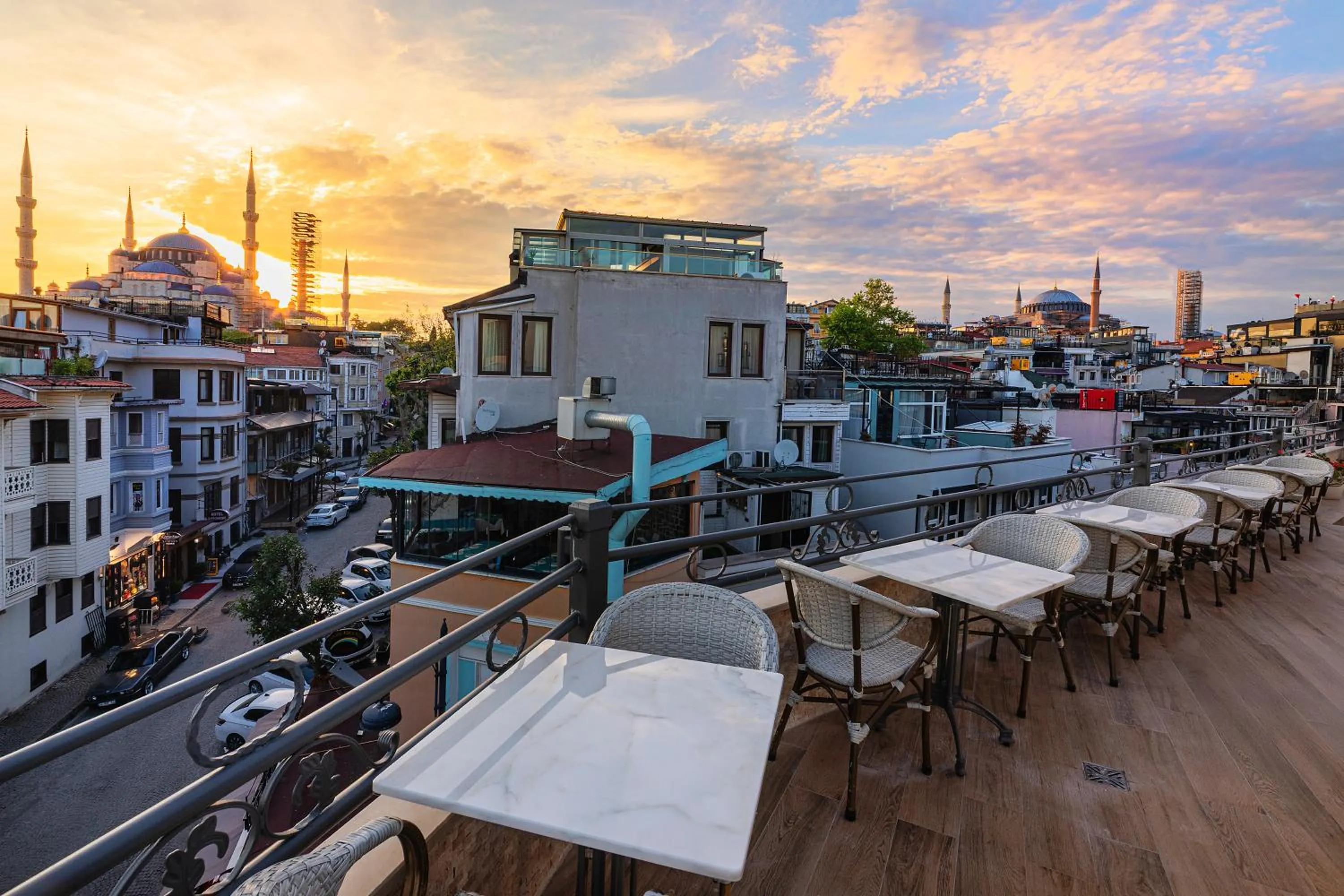 Restaurant/places to eat in Triton Hotel