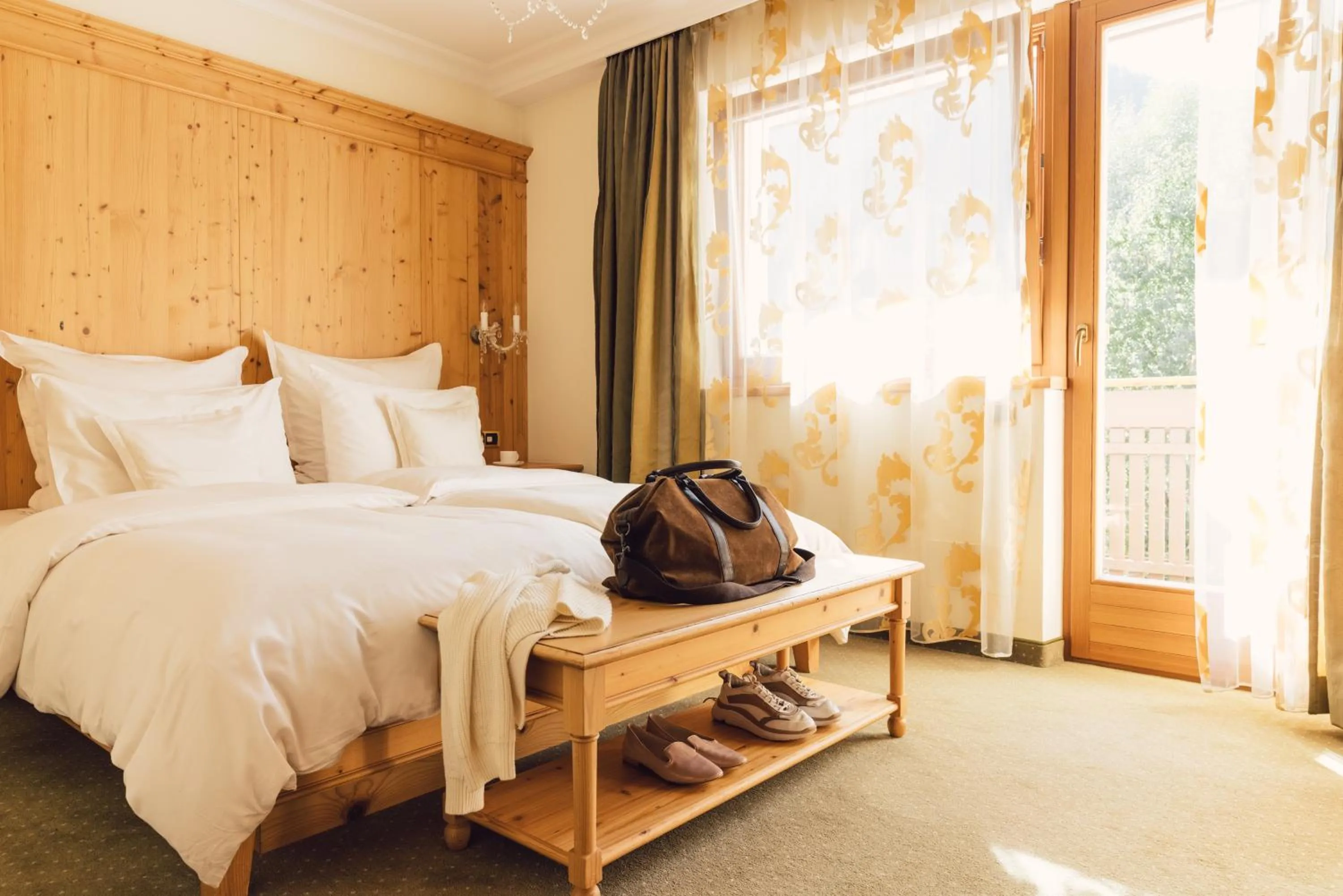 Bed in Alpenpalace Luxury Hideaway & Spa Retreat