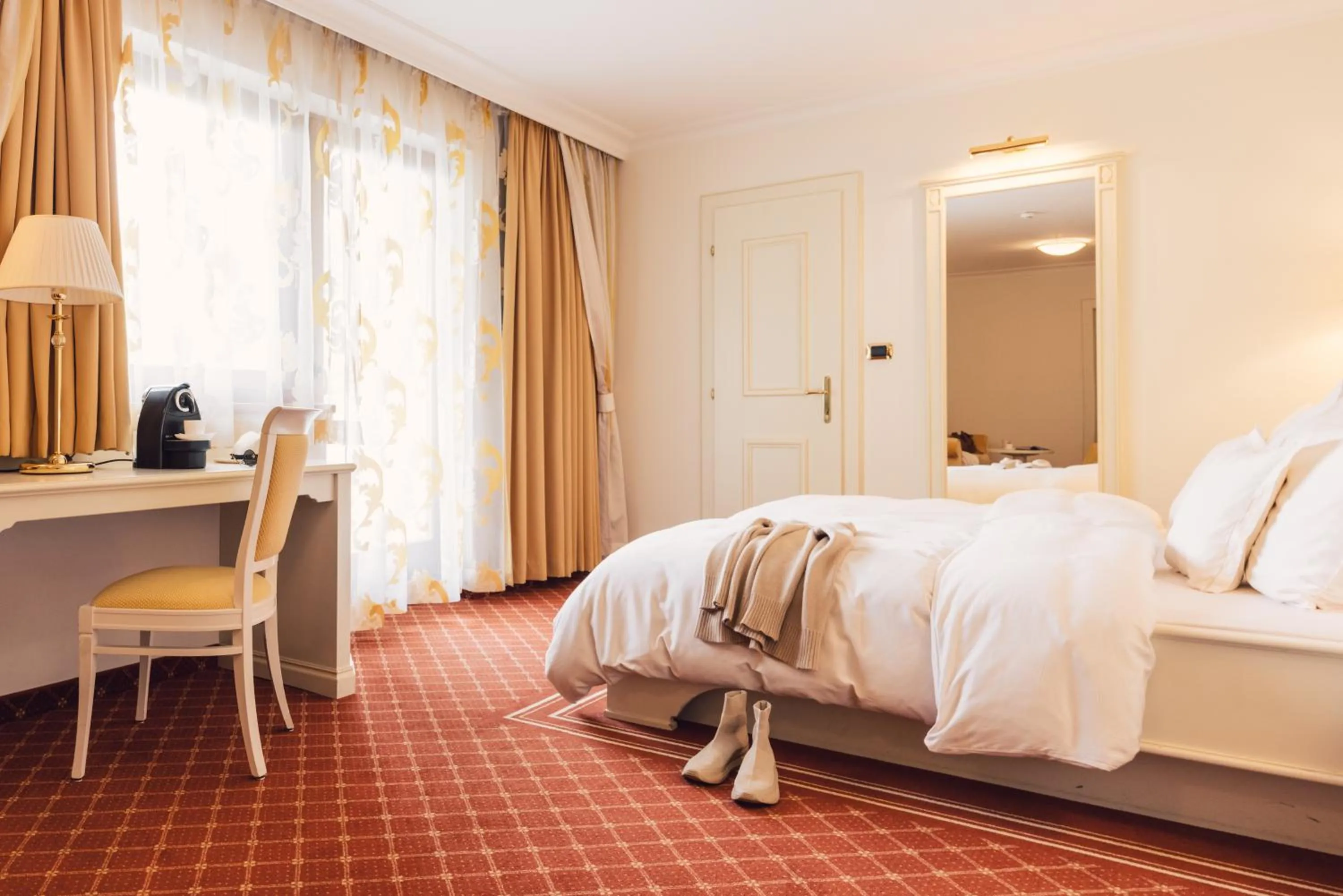 Bed in Alpenpalace Luxury Hideaway & Spa Retreat