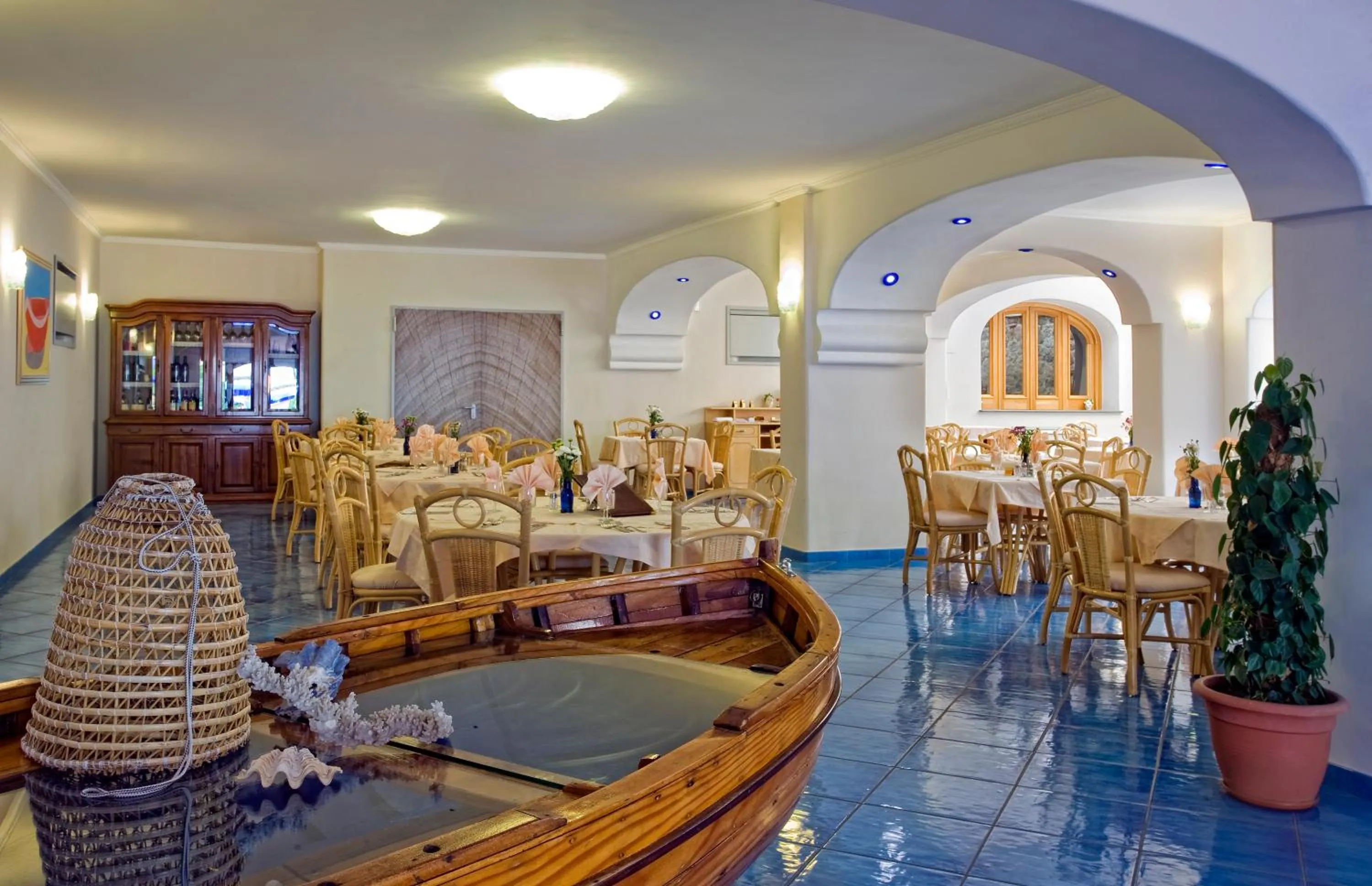 Restaurant/places to eat in Hotel Belvedere