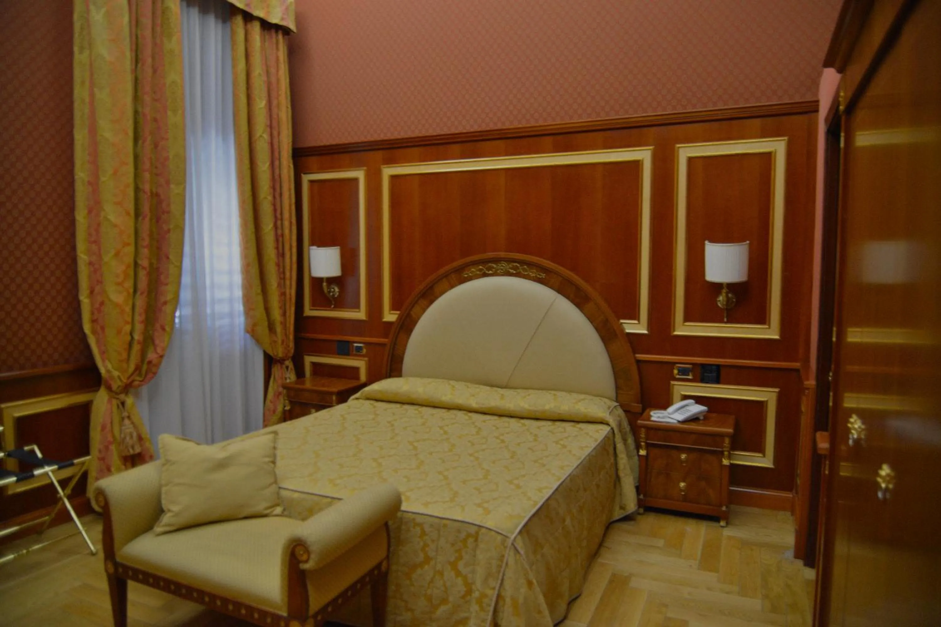 Photo of the whole room in Livingston Hotel