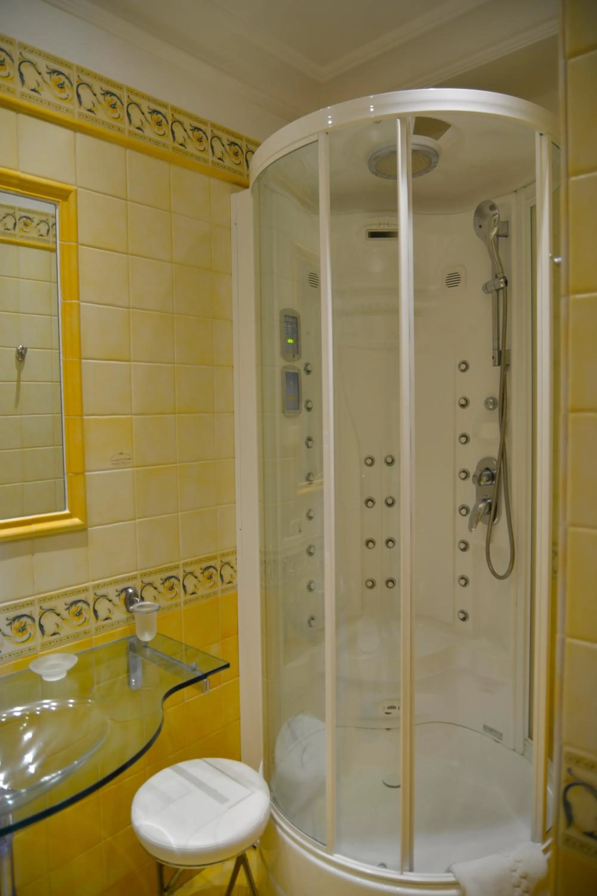 Bathroom in Livingston Hotel