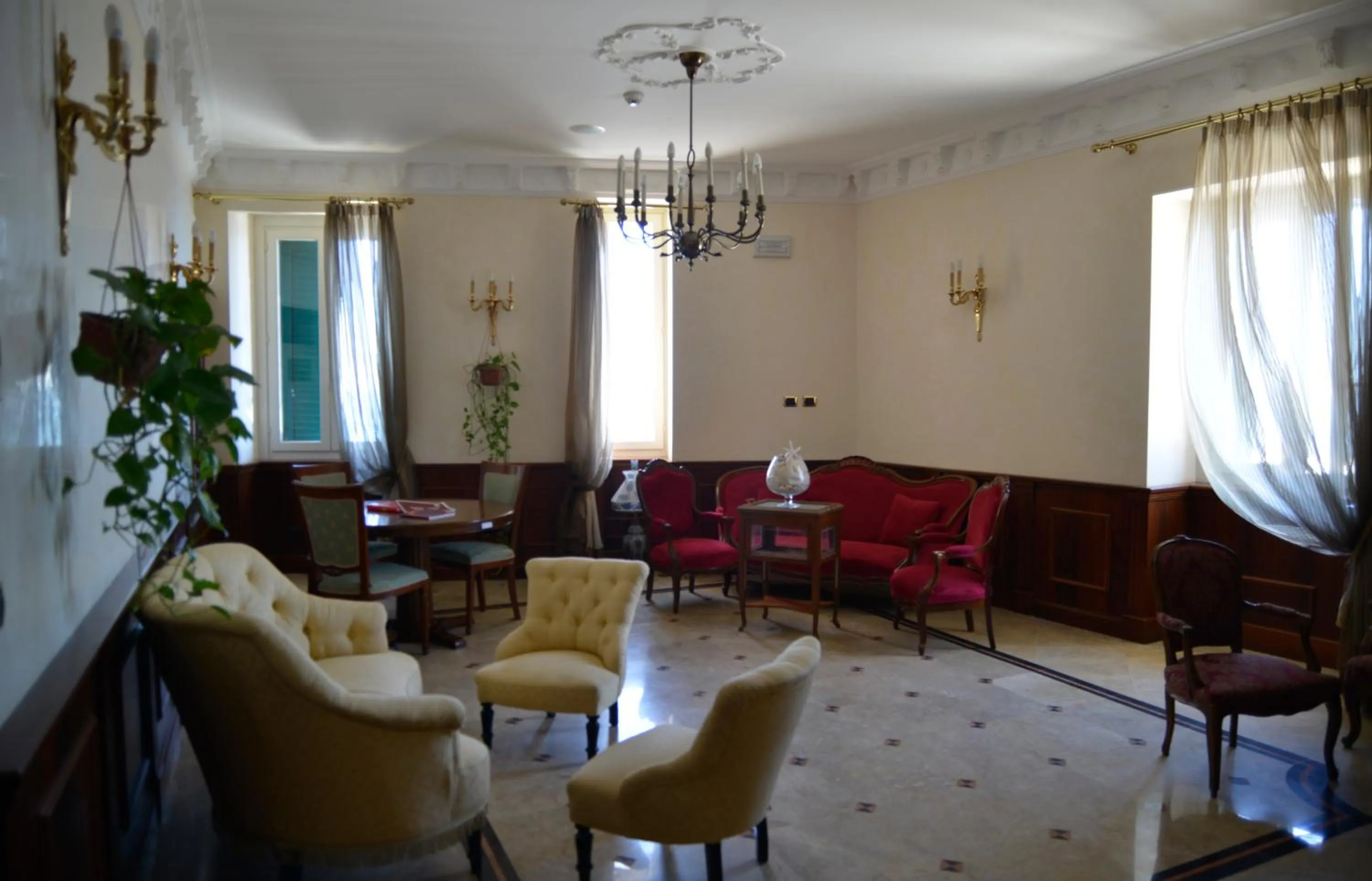 Lounge or bar in Livingston Hotel