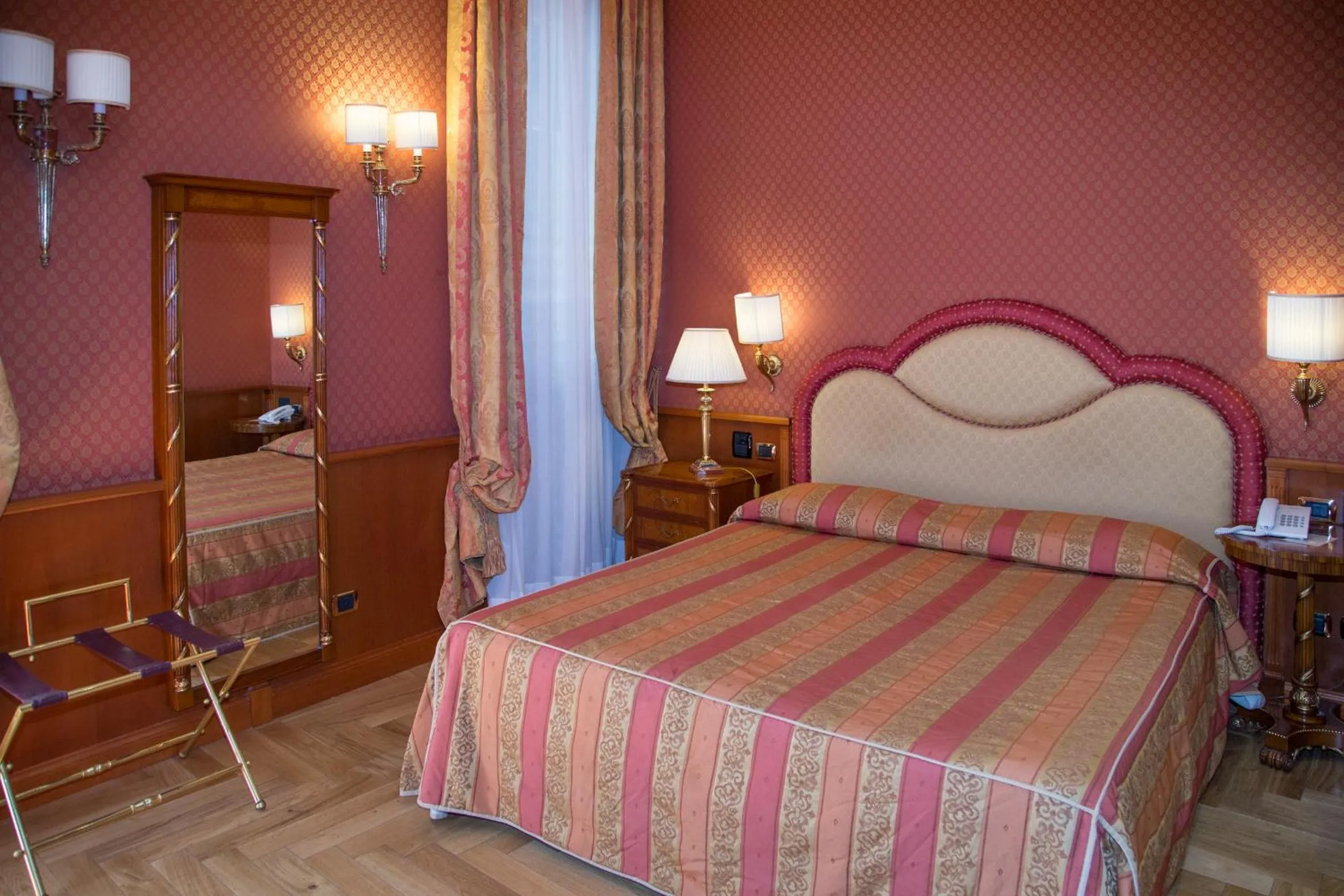 Photo of the whole room, Bed in Livingston Hotel