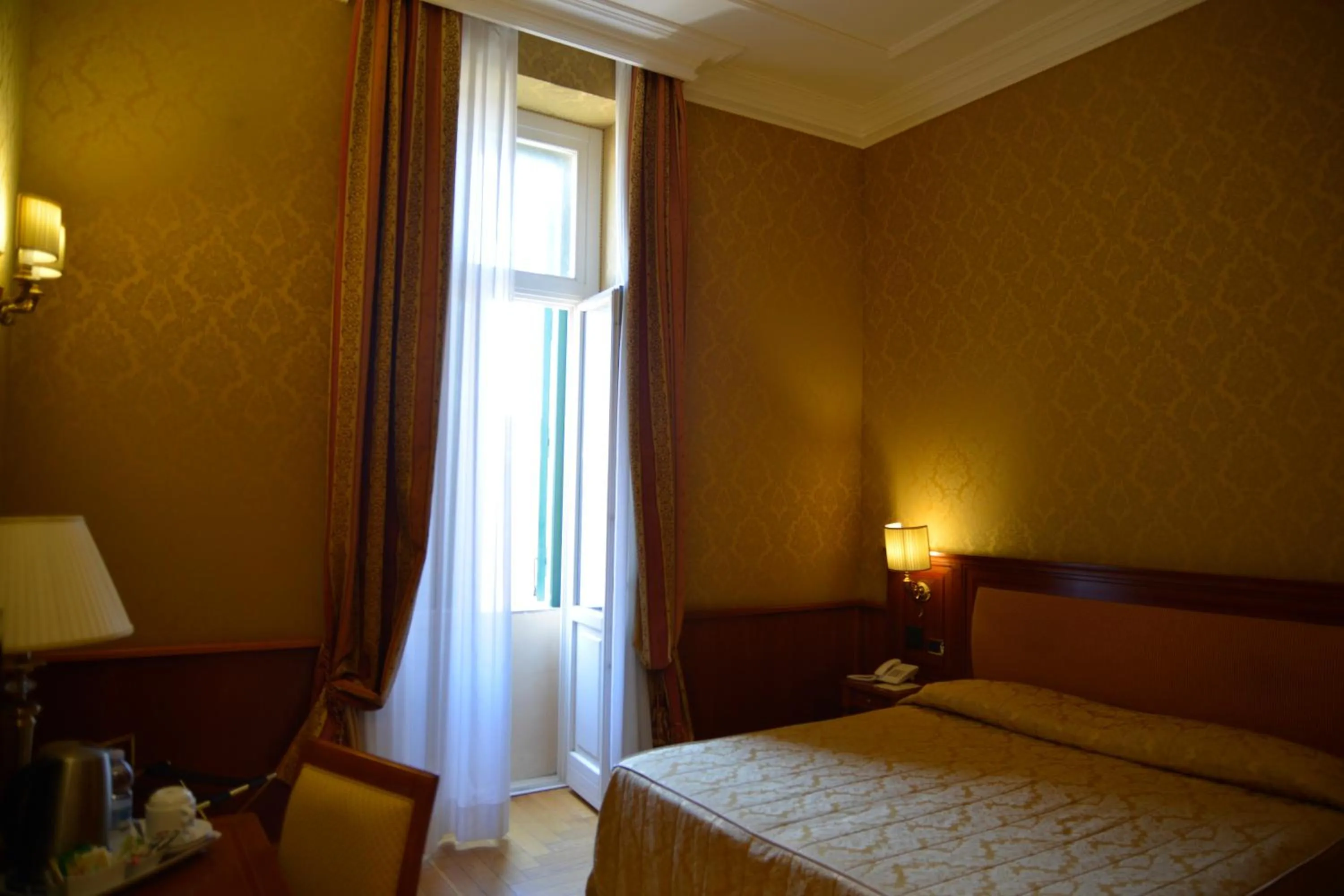 Photo of the whole room, Bed in Livingston Hotel