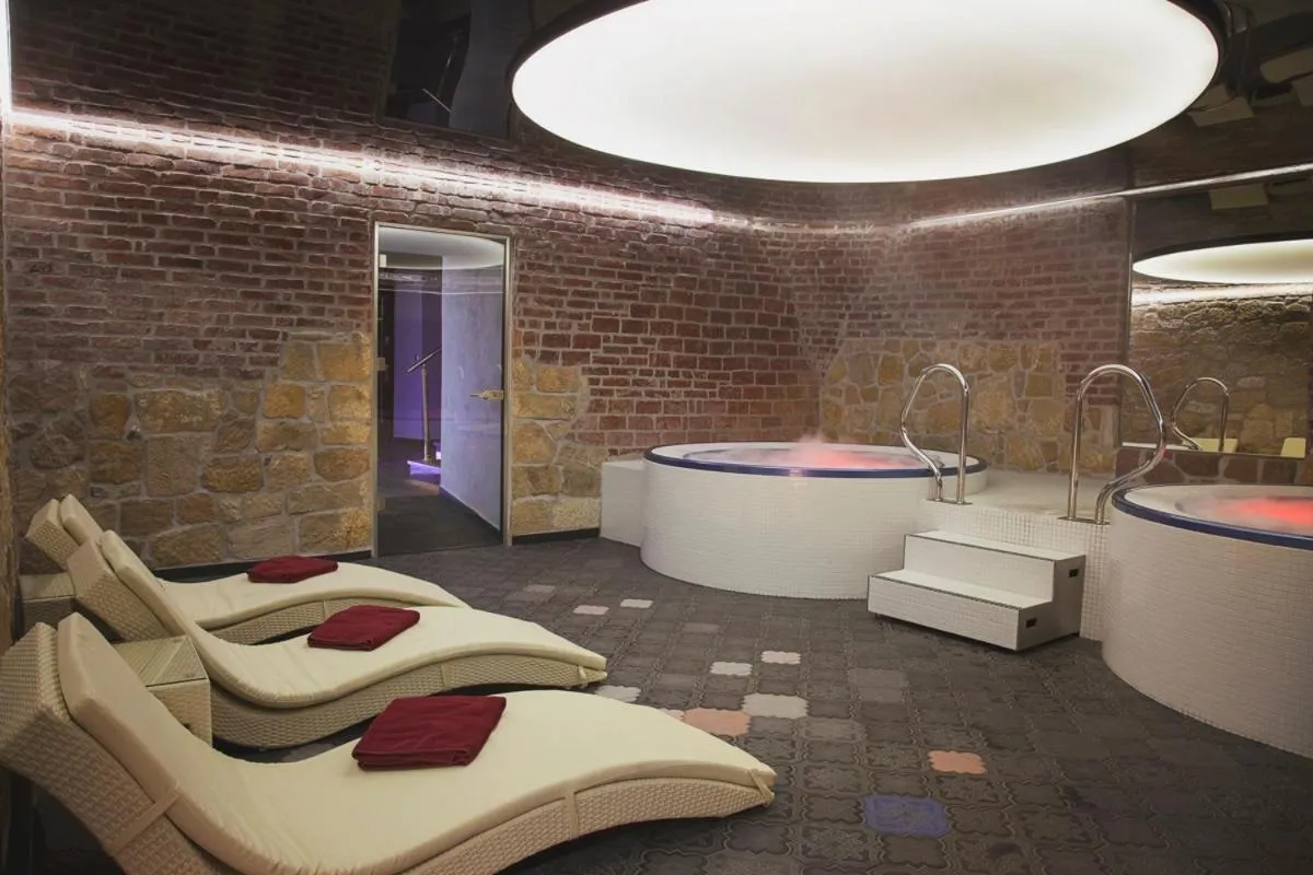 Hot Spring Bath in Pałac Brunów - Wellness & SPA