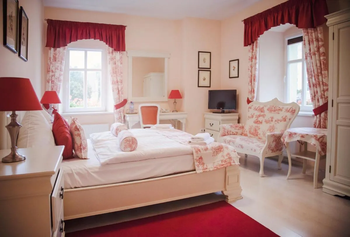 Photo of the whole room, Bed in Pałac Brunów - Wellness & SPA