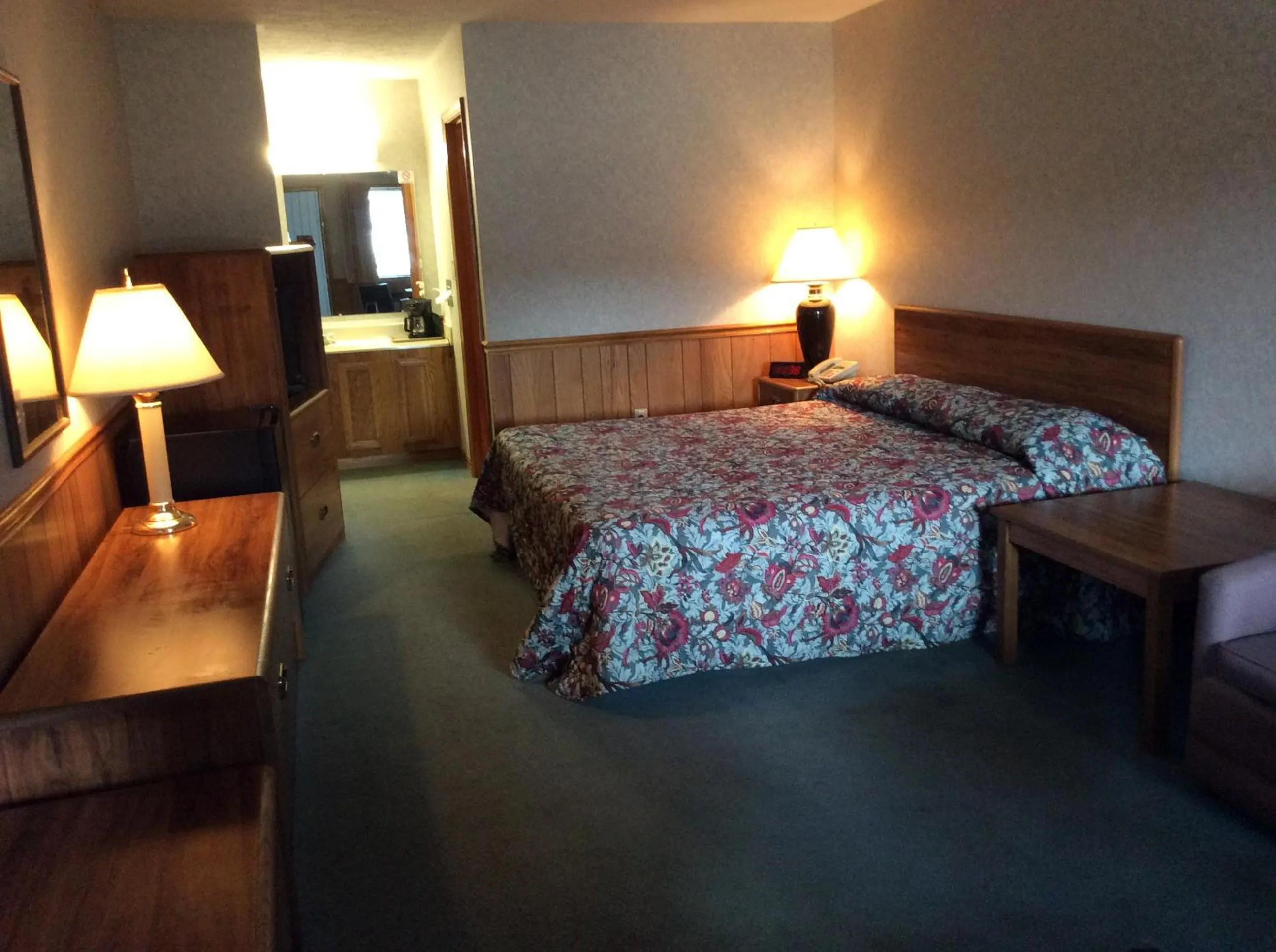 Photo of the whole room, Bed in The Royal Inn