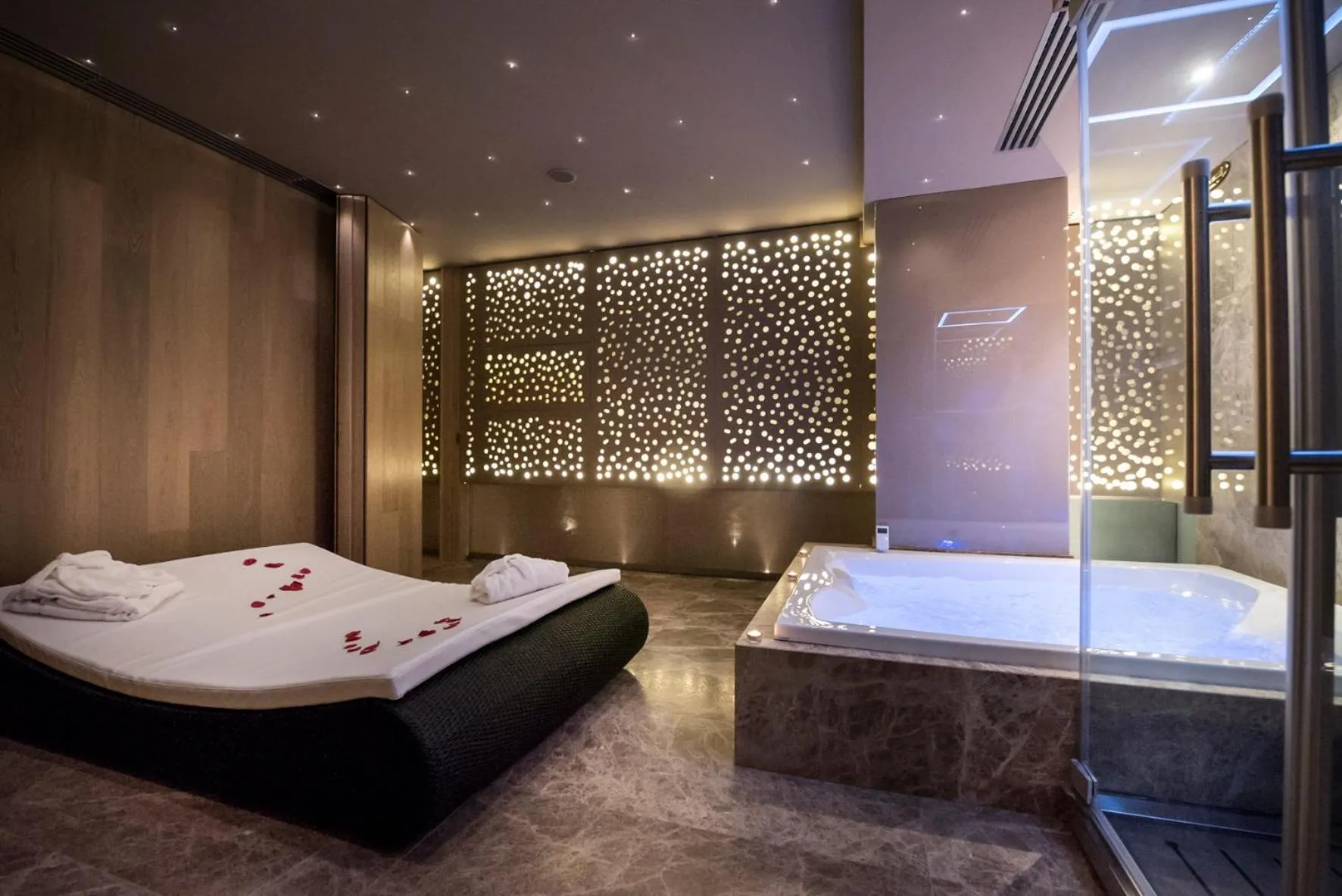 Hot Tub, Bed in Pietre Nere Resort & Spa