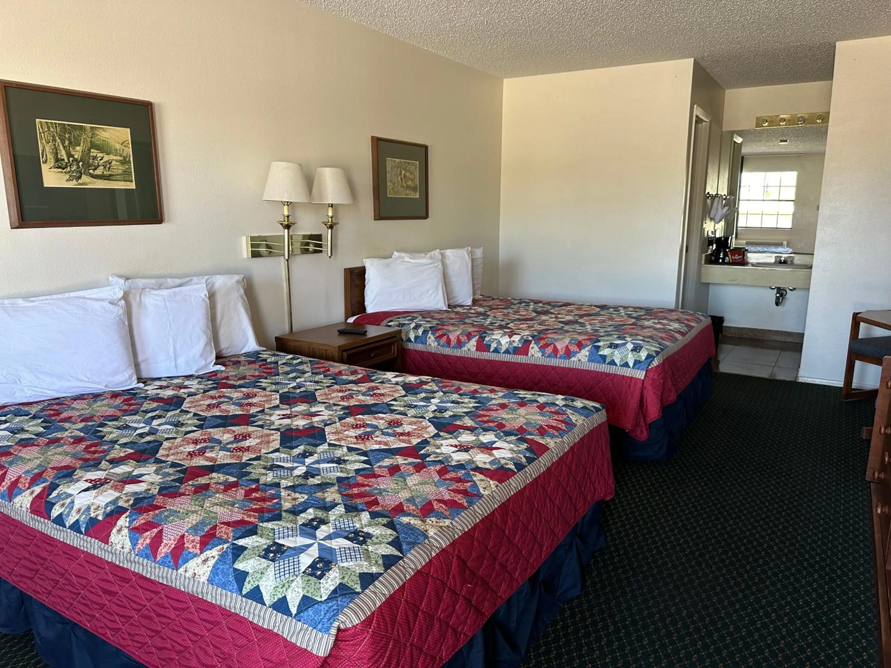 Bed in Windcrest Inn and Suites