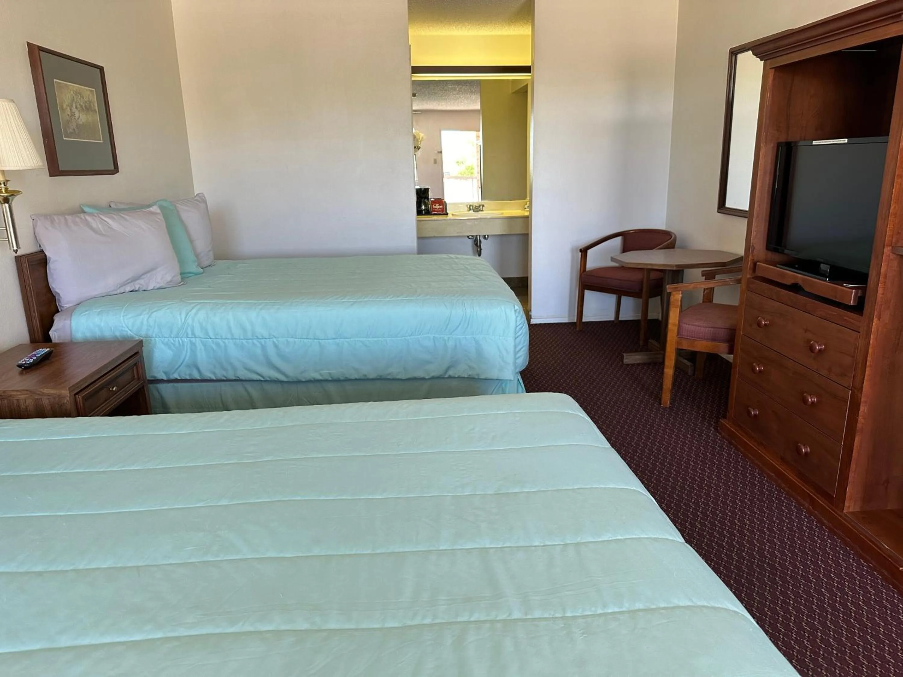 Bed in Windcrest Inn and Suites