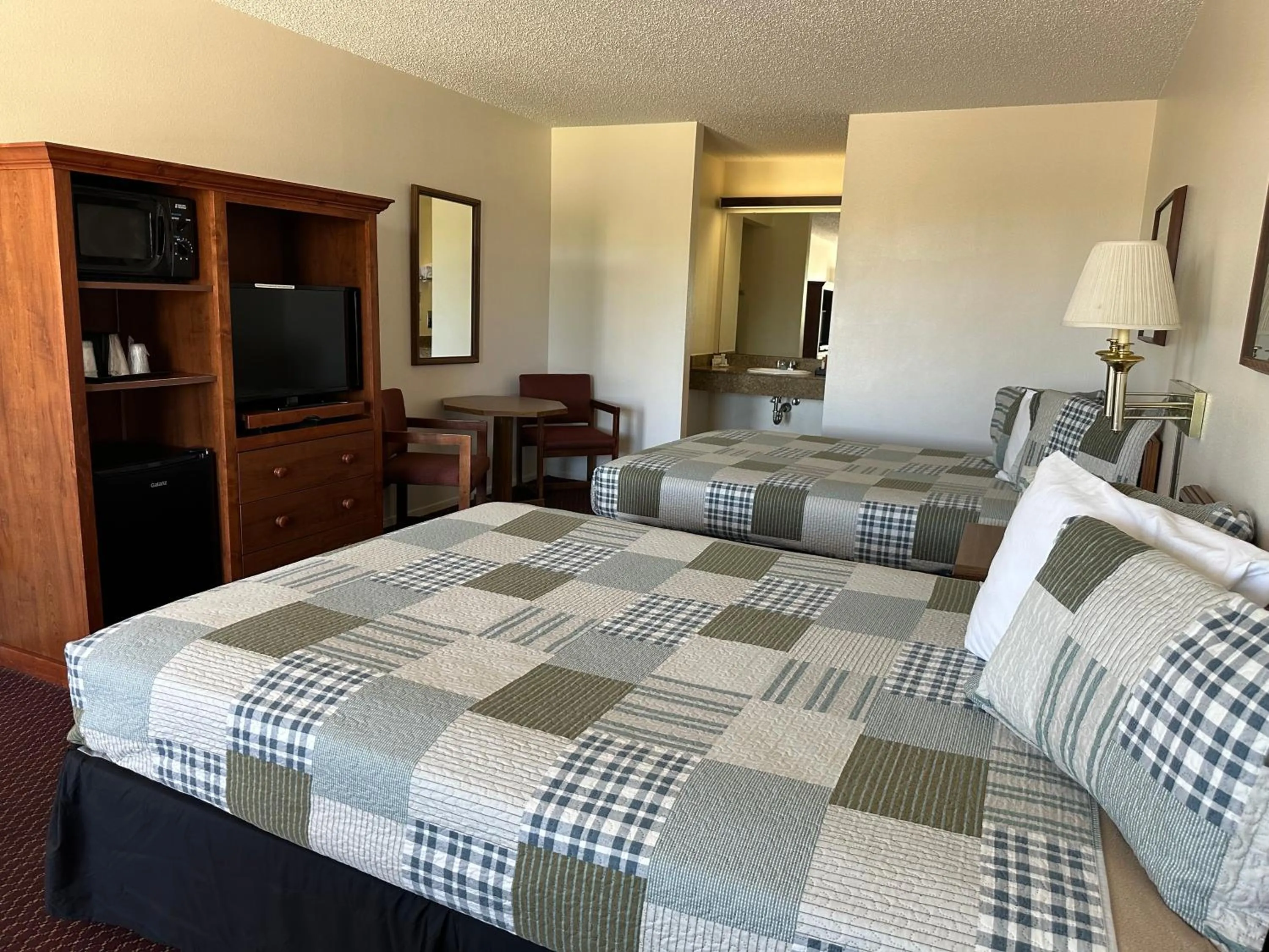 Bed in Windcrest Inn and Suites