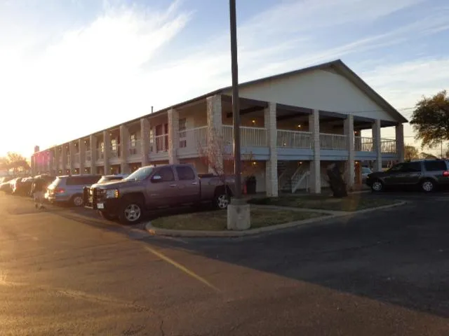 Property building in Windcrest Inn and Suites