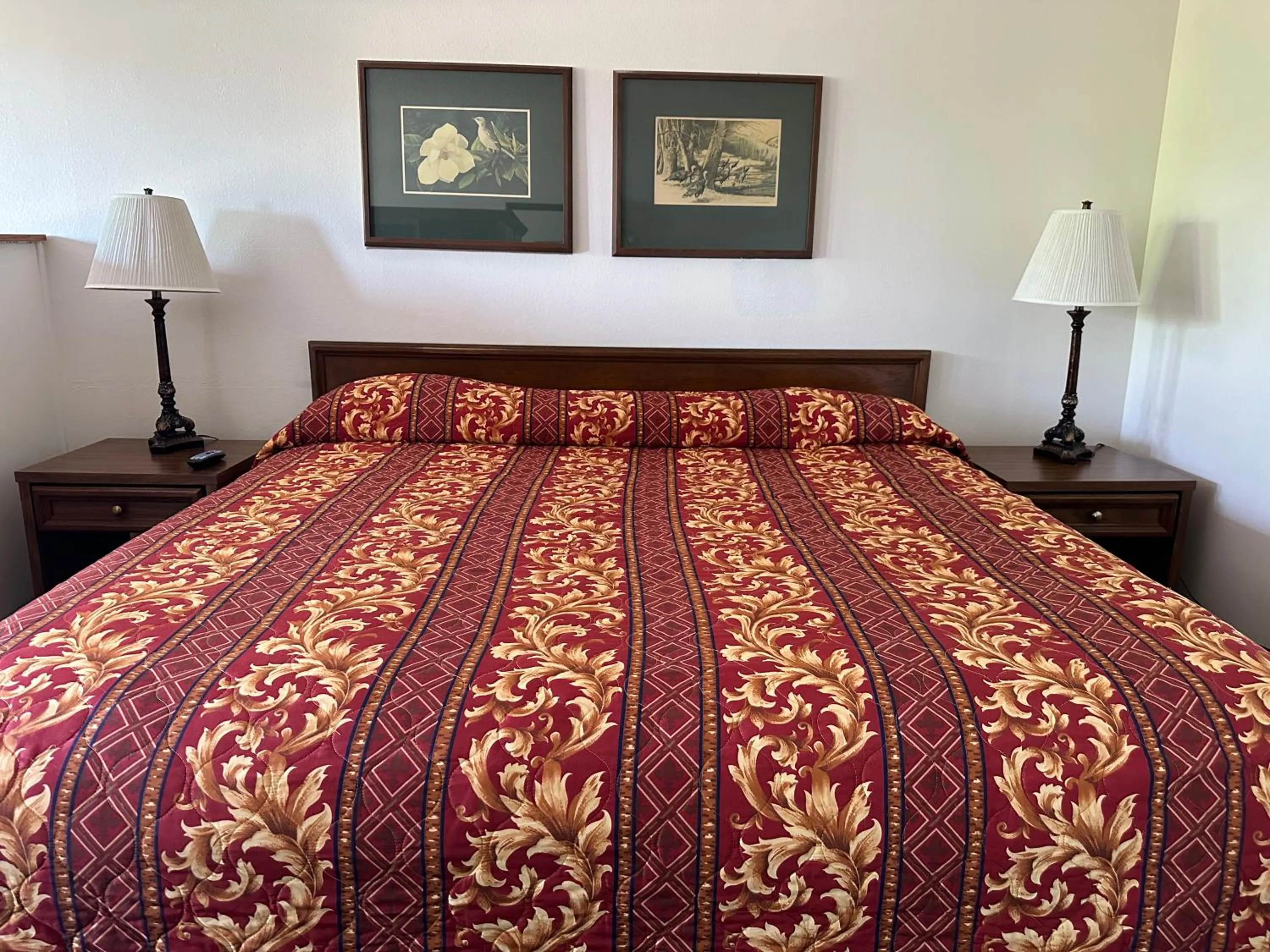 Bed in Windcrest Inn and Suites
