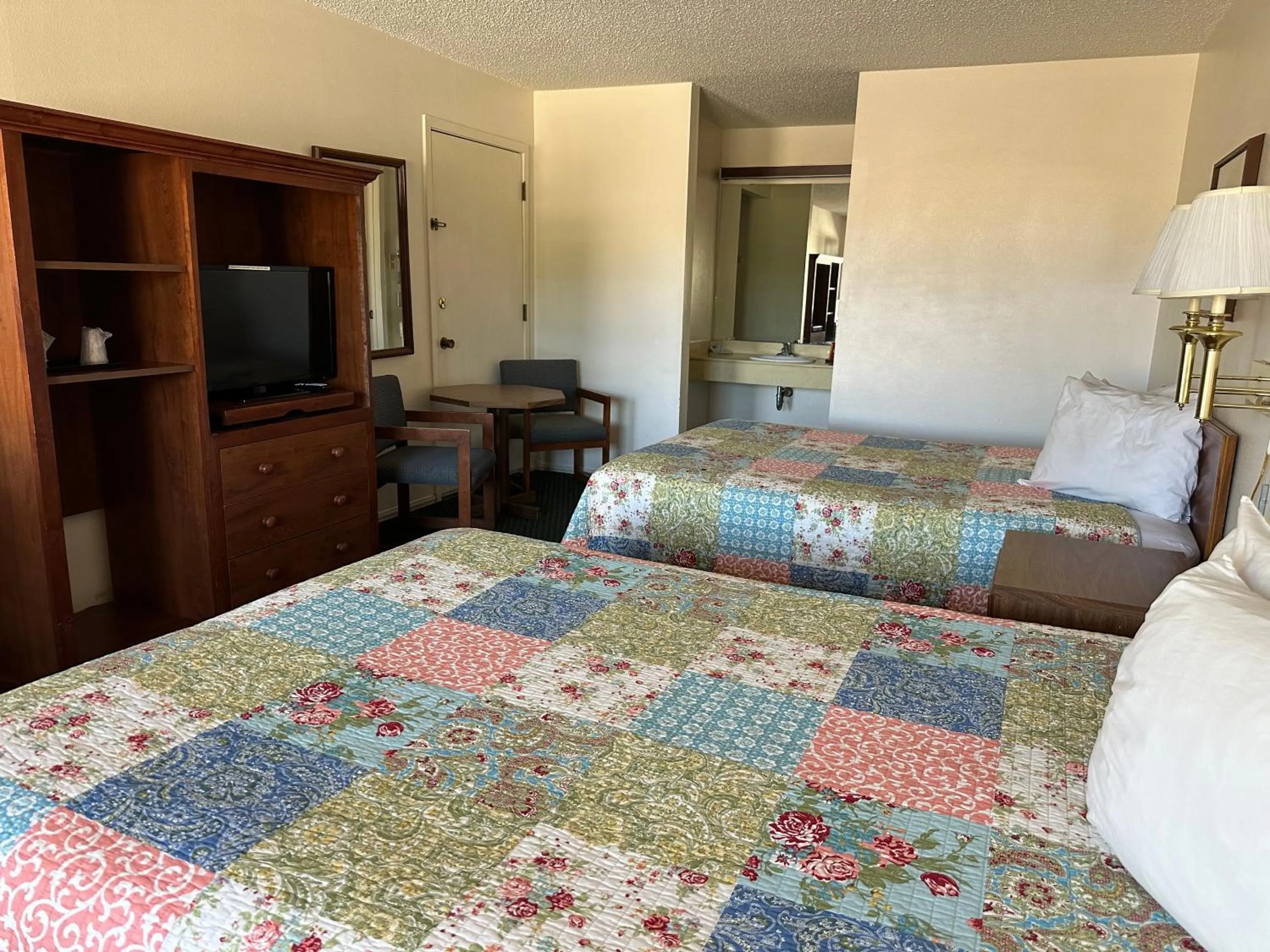 Bed in Windcrest Inn and Suites