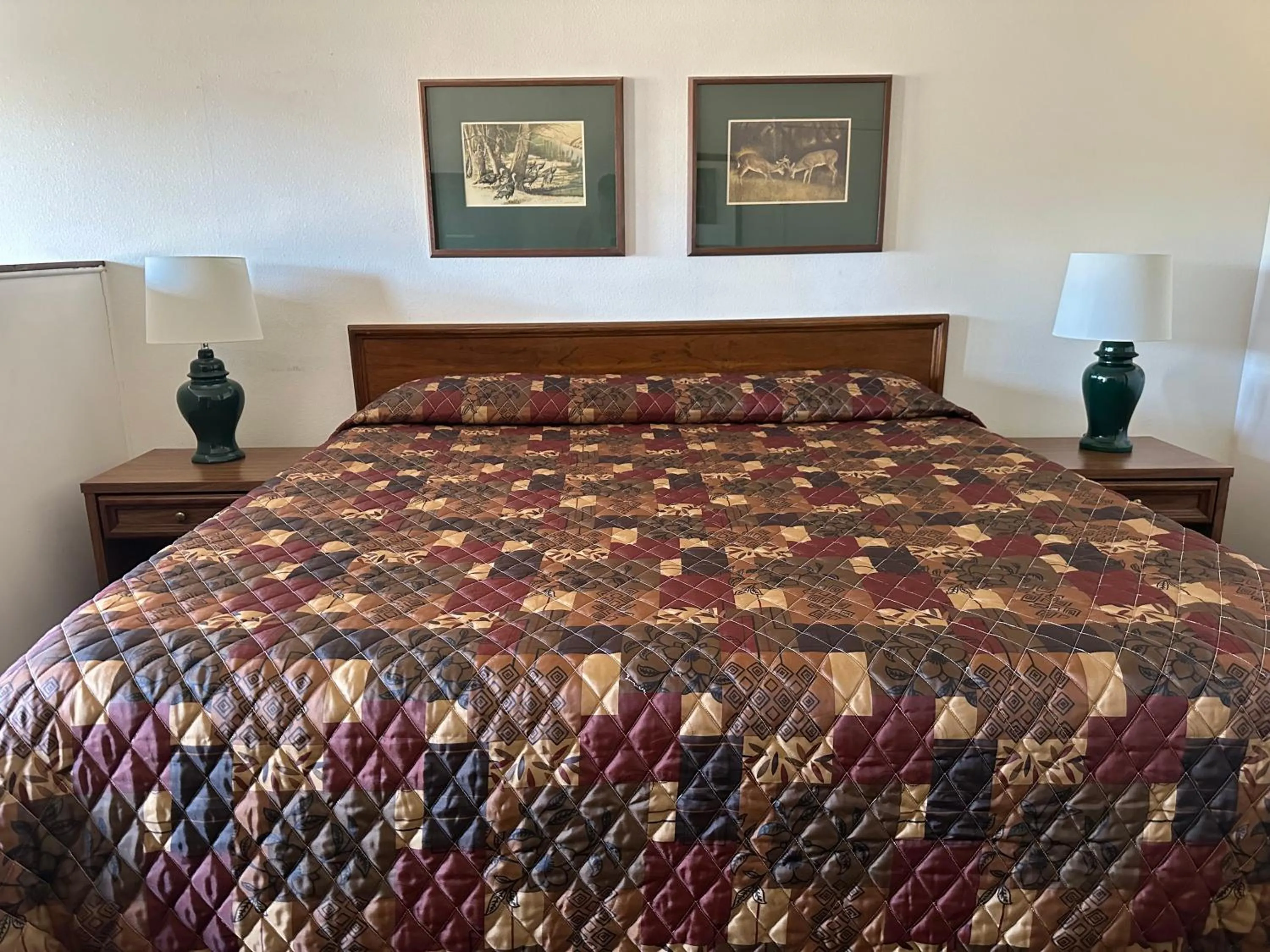 Bed in Windcrest Inn and Suites