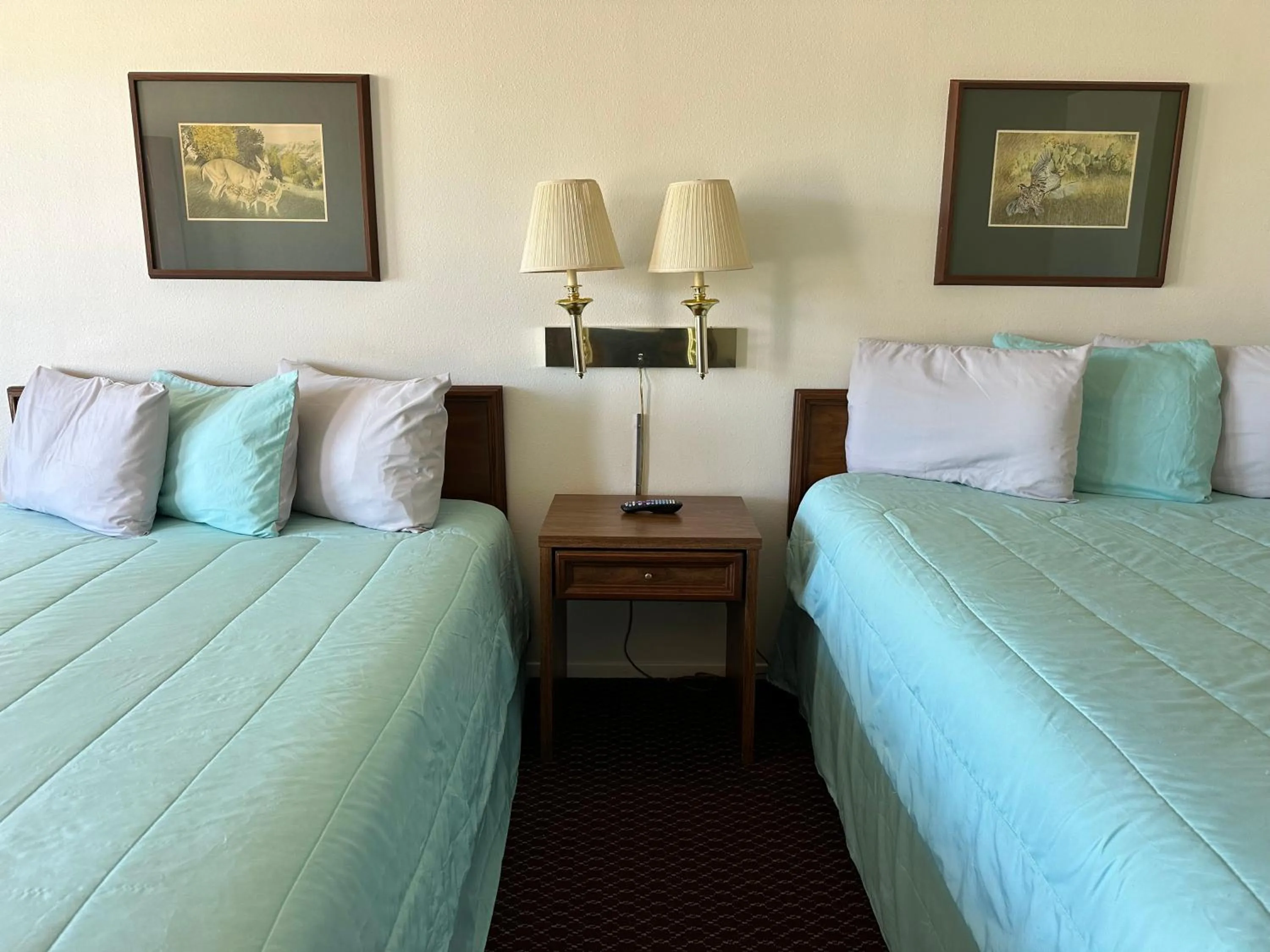 Bed in Windcrest Inn and Suites
