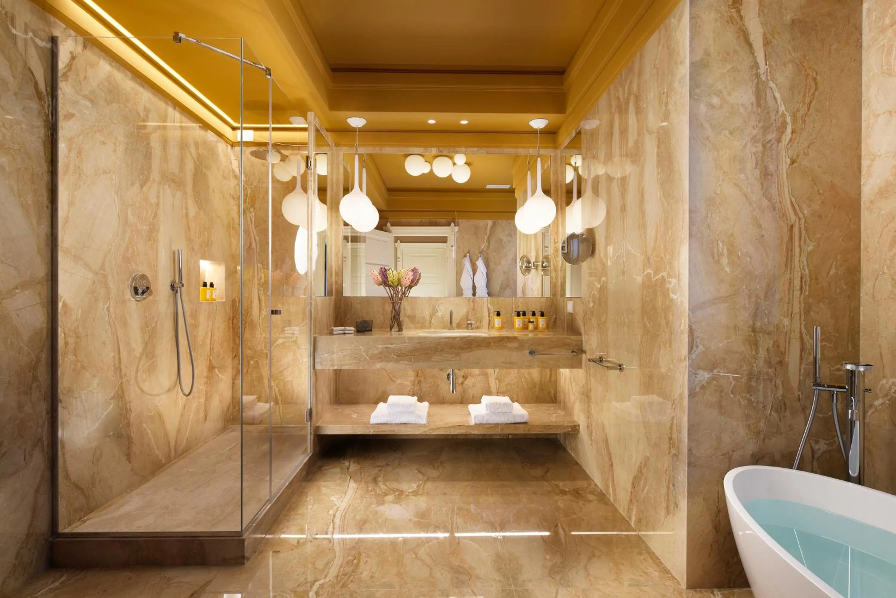 Bathroom in Villa Cortine Palace Relais Chateaux