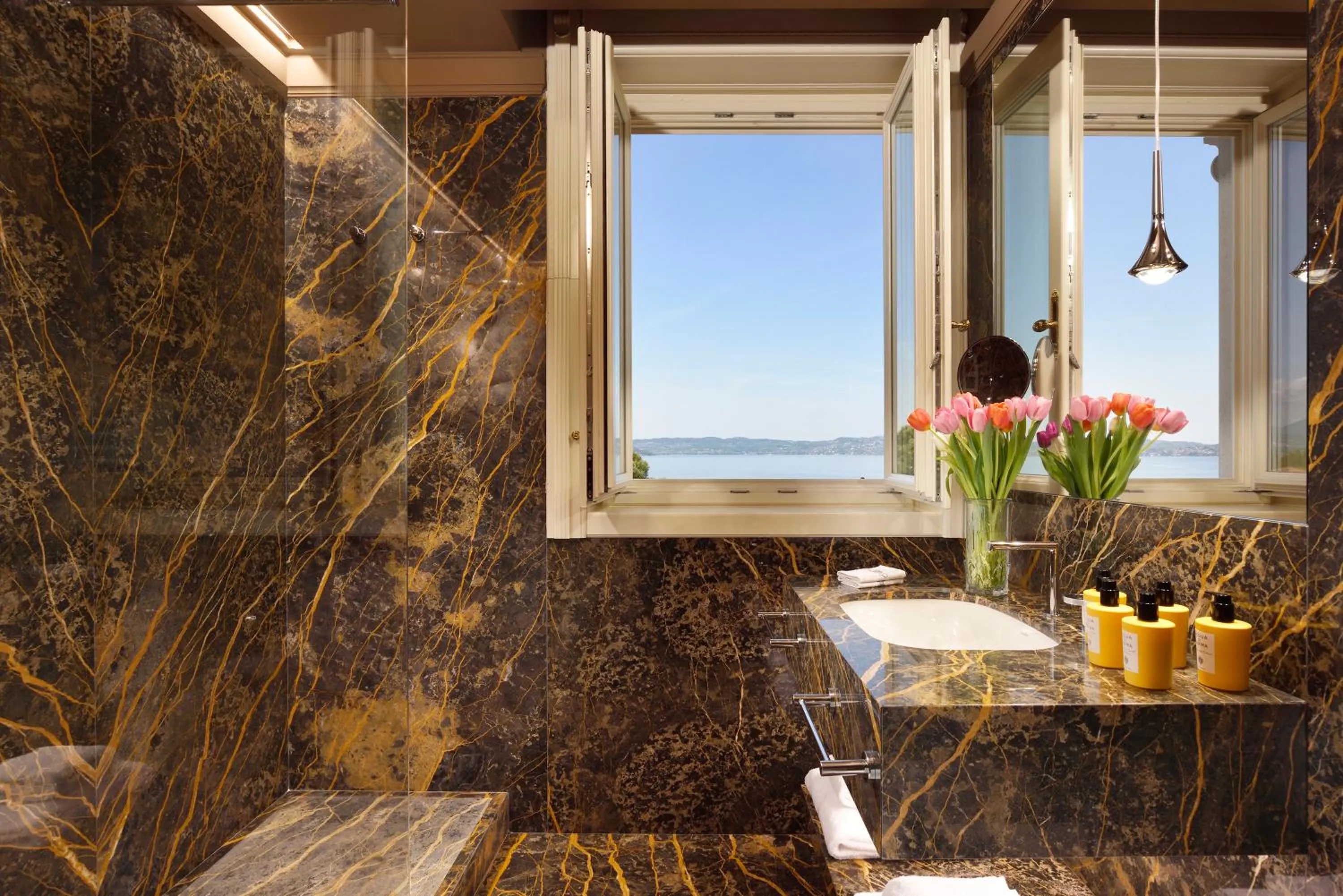 Bathroom in Villa Cortine Palace Relais Chateaux