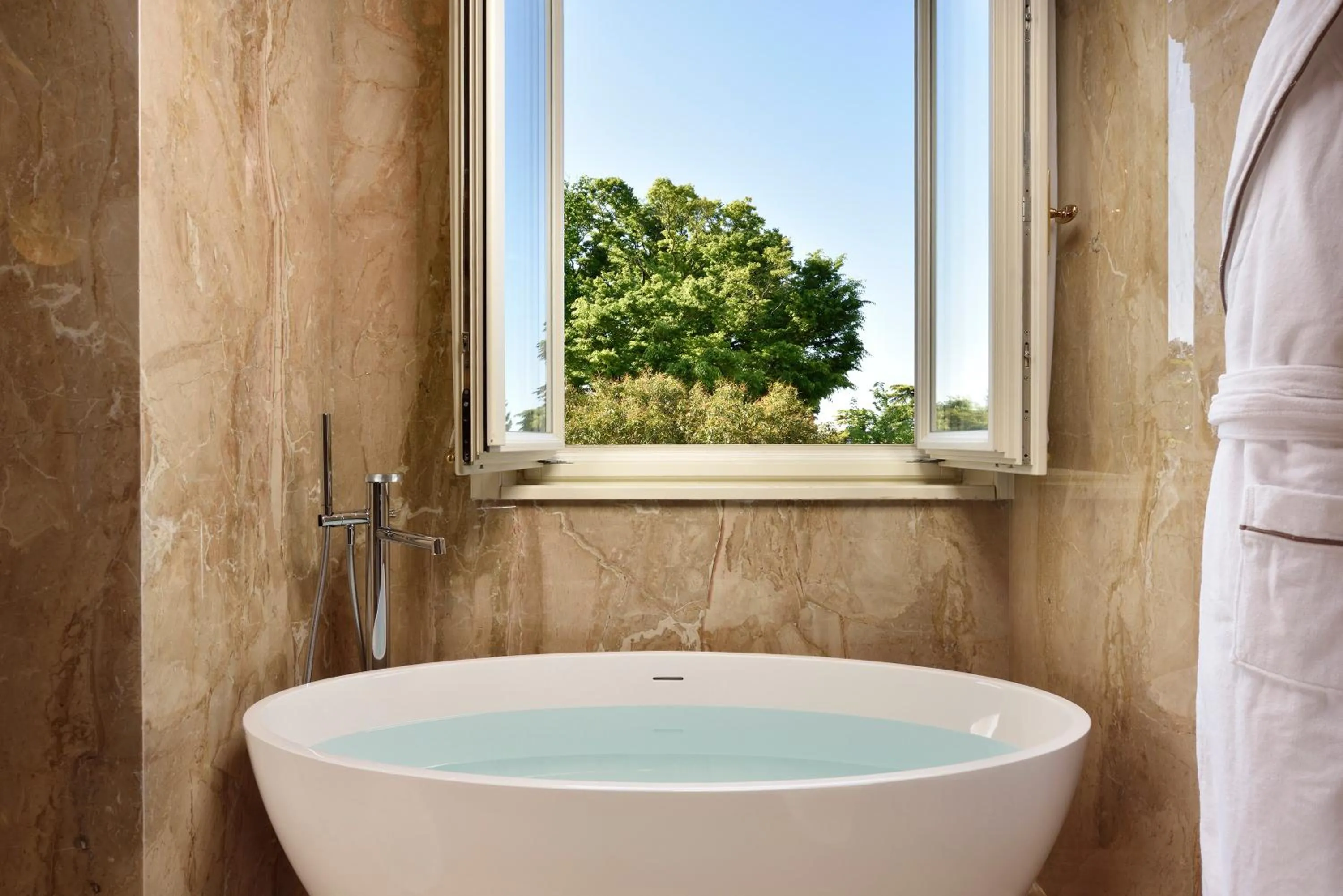 Bathroom in Villa Cortine Palace Relais Chateaux