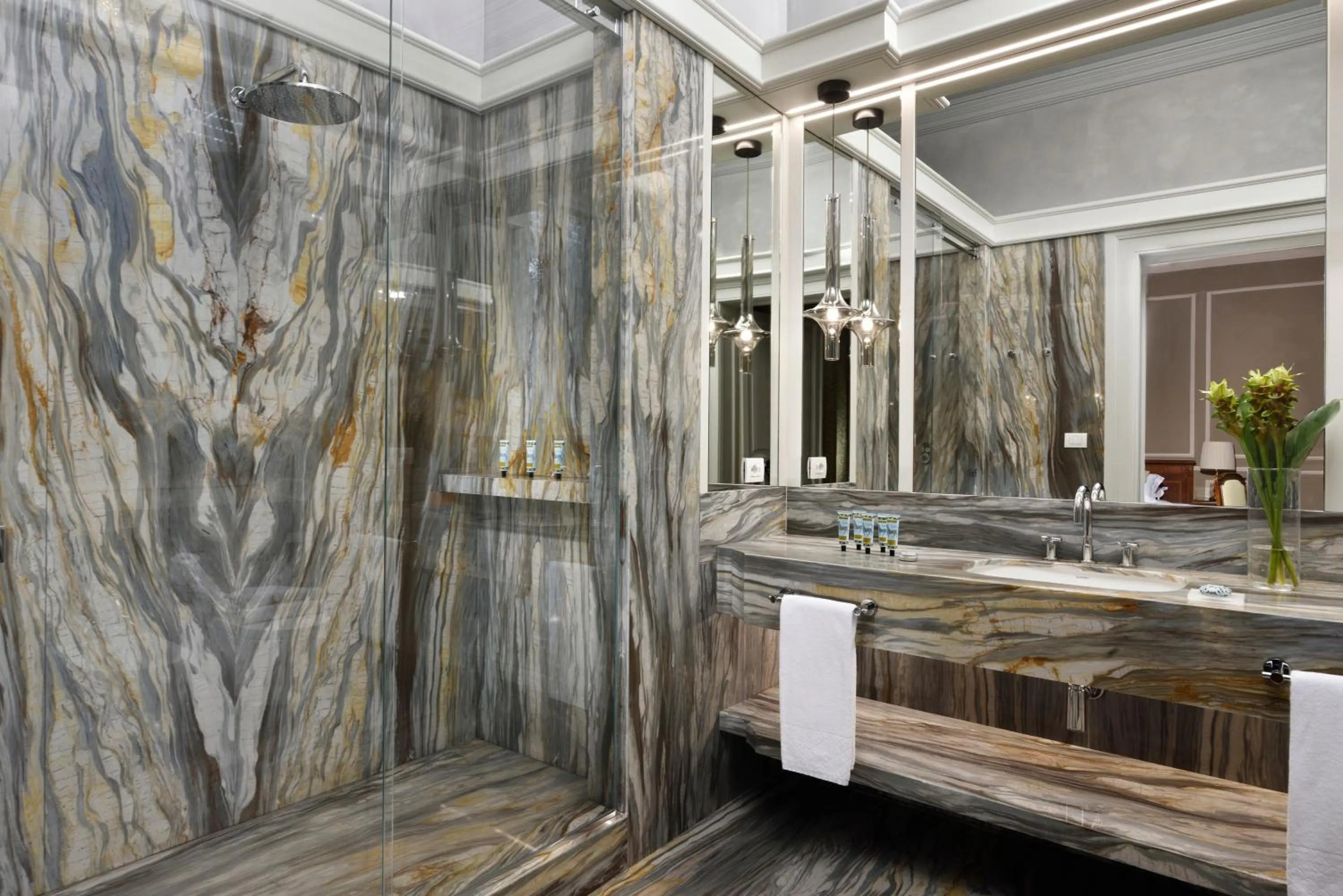 Bathroom in Villa Cortine Palace Relais Chateaux