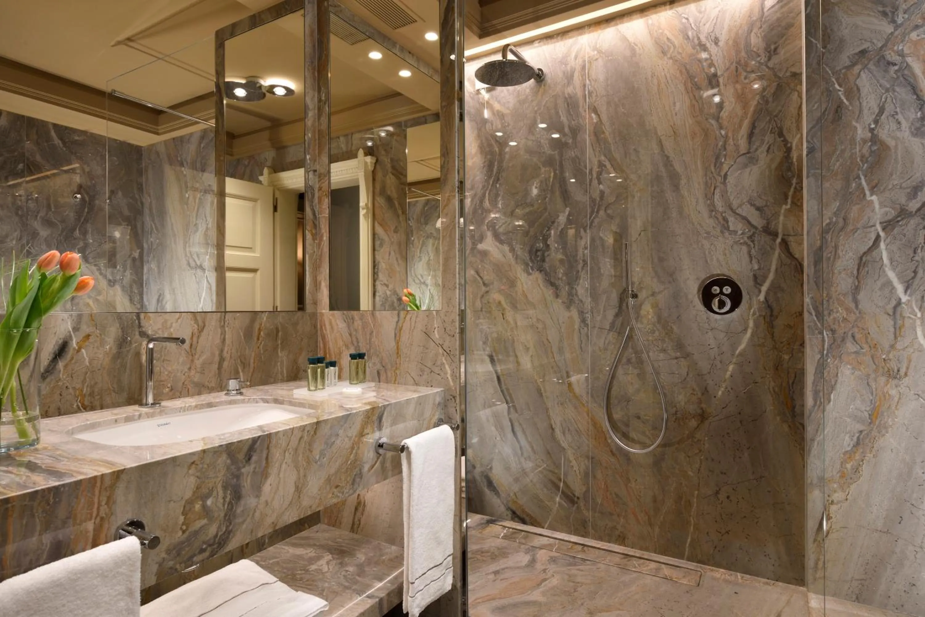 Bathroom in Villa Cortine Palace Relais Chateaux