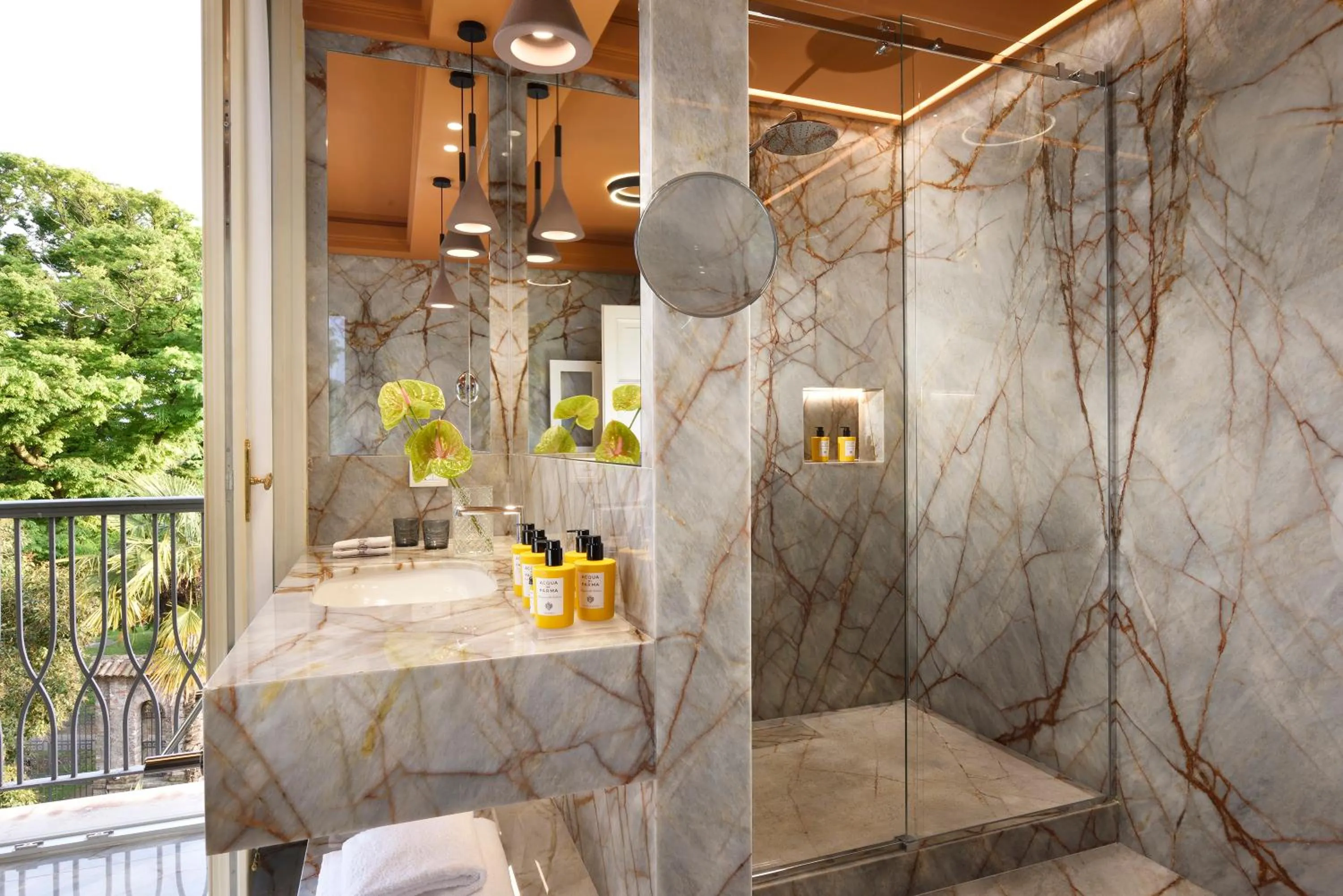 Bathroom in Villa Cortine Palace Relais Chateaux