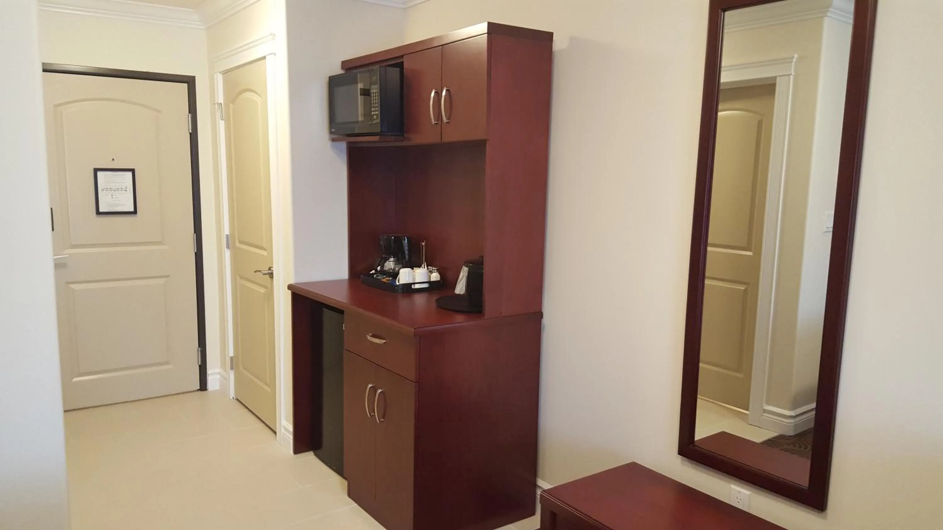 Coffee/tea facilities in Kindersley Inn