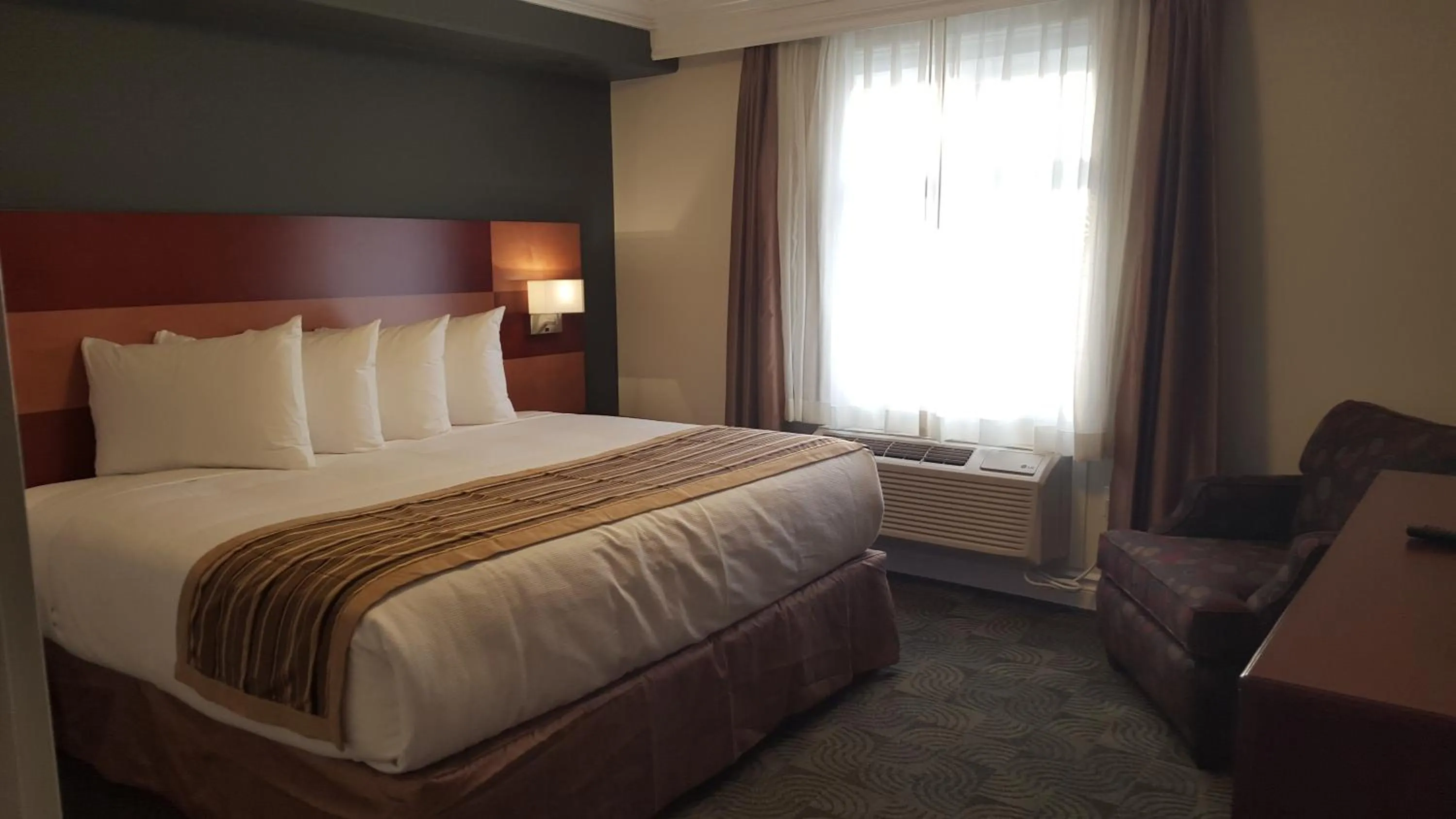 Bedroom, Bed in Kindersley Inn