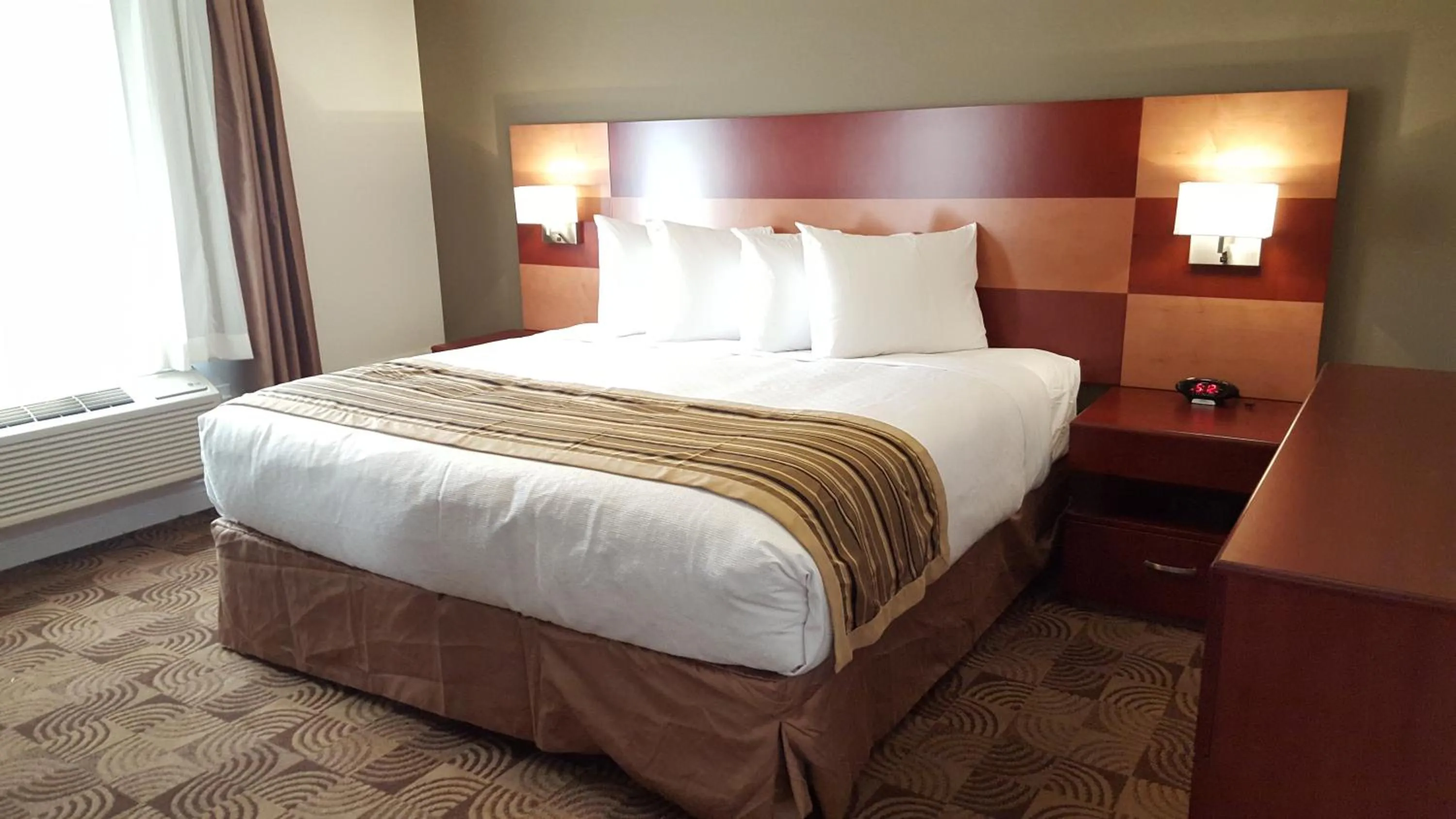 Bedroom, Bed in Kindersley Inn