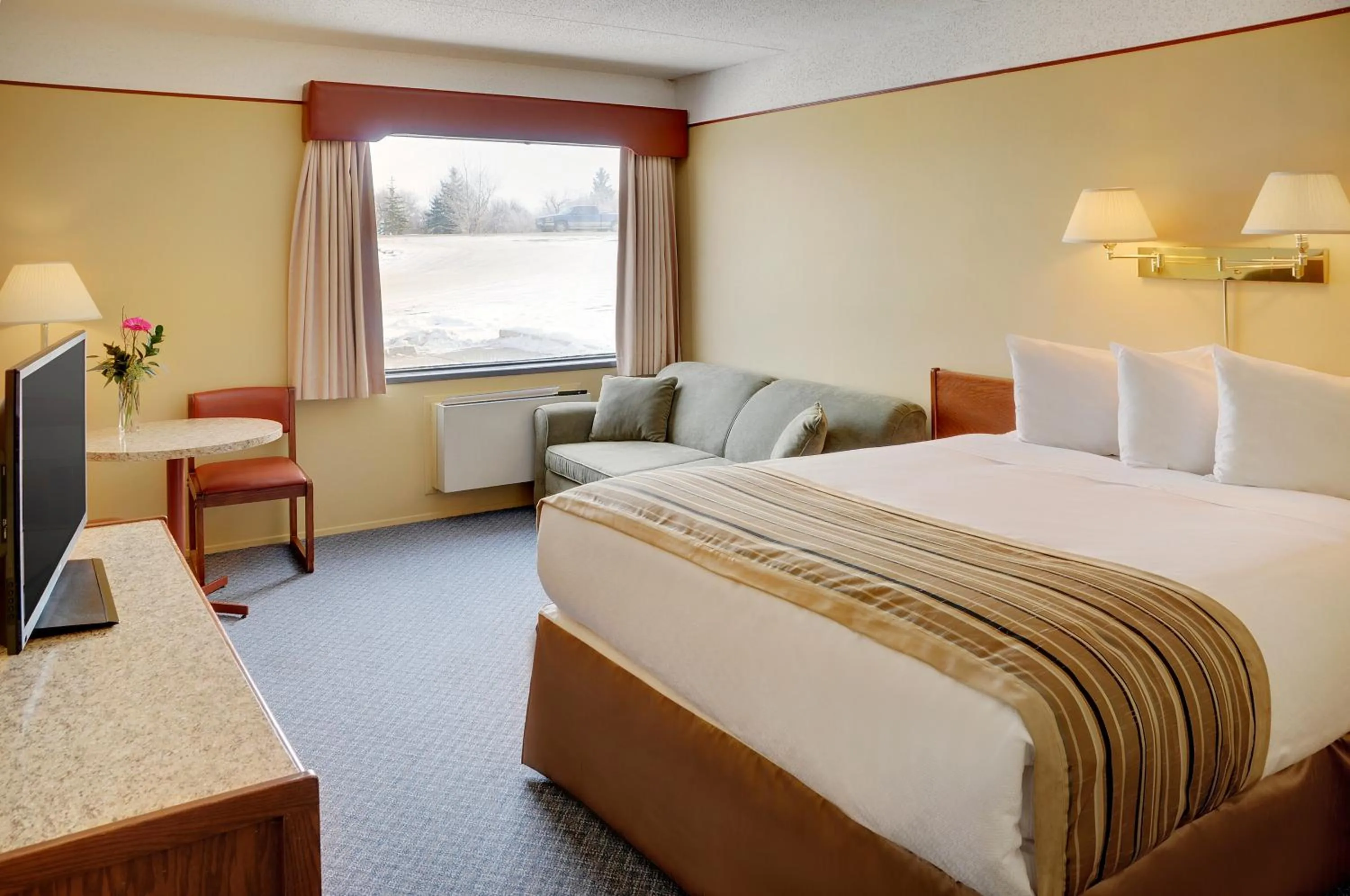 Photo of the whole room, Bed in Kindersley Inn