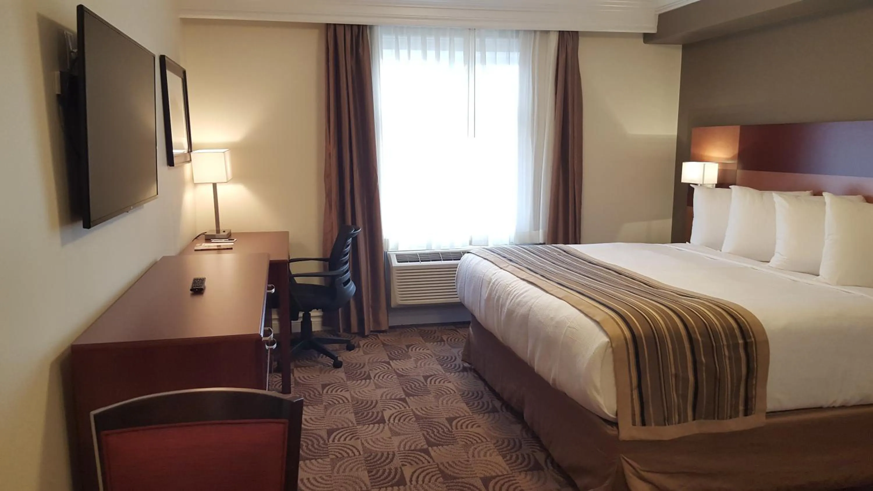 Bedroom, Bed in Kindersley Inn