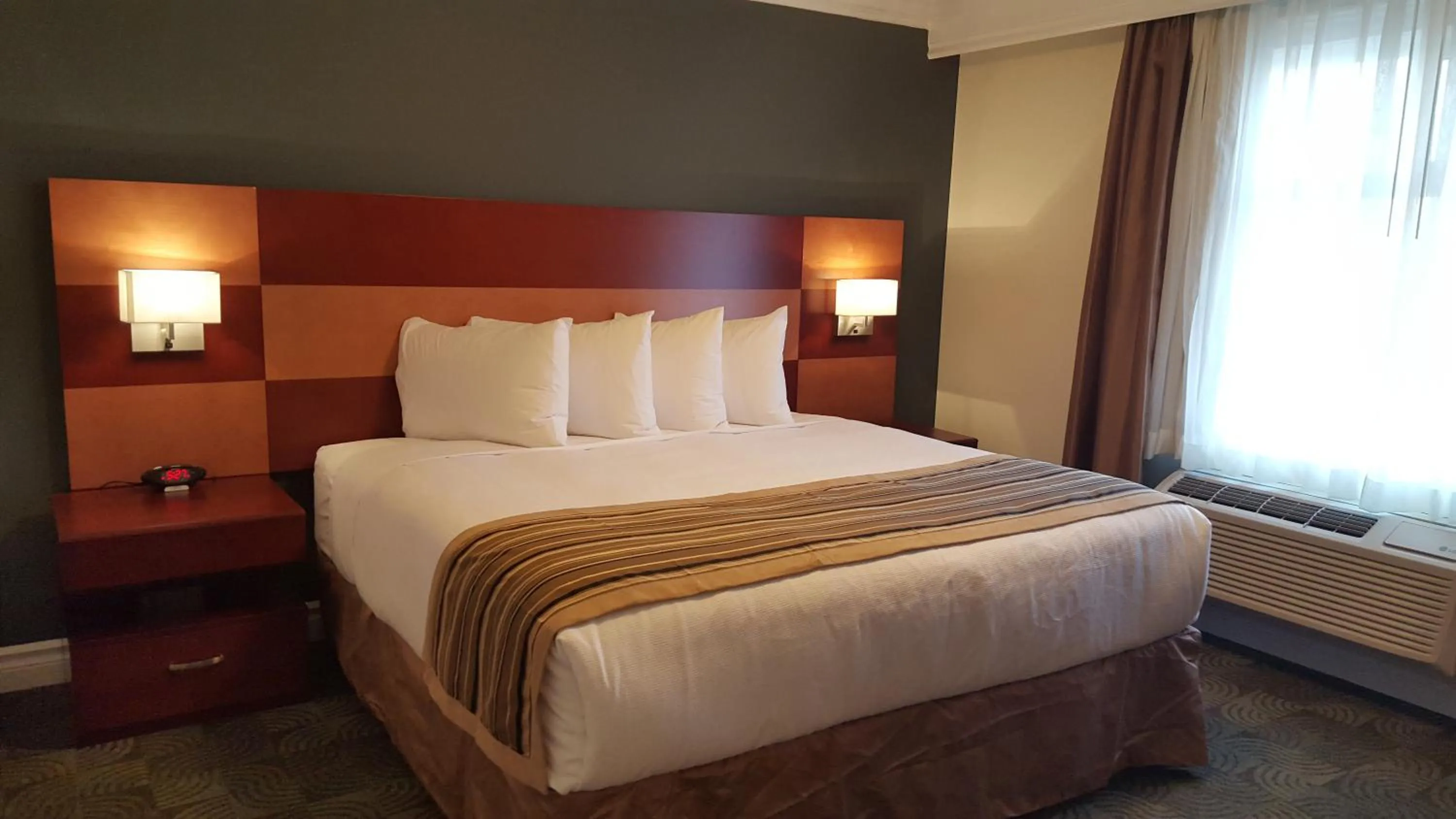 Bedroom, Bed in Kindersley Inn