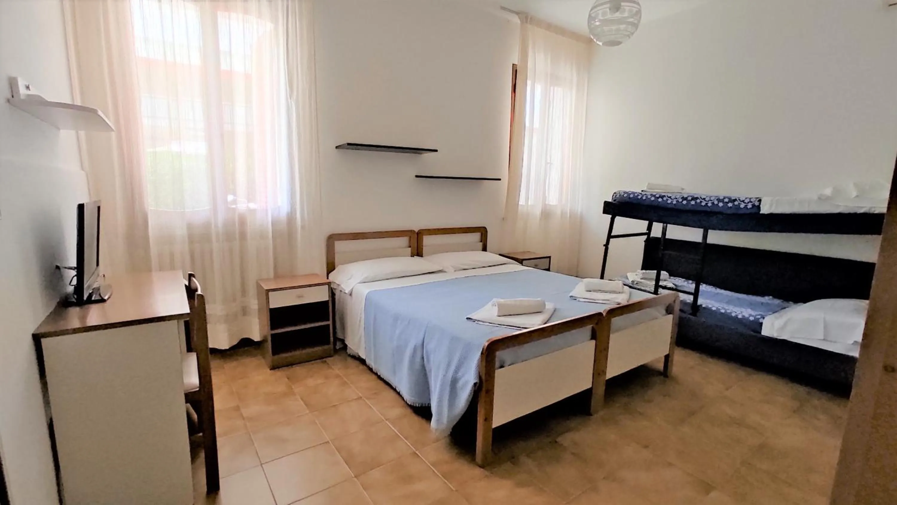 Photo of the whole room, Bed in Hotel De Amicis