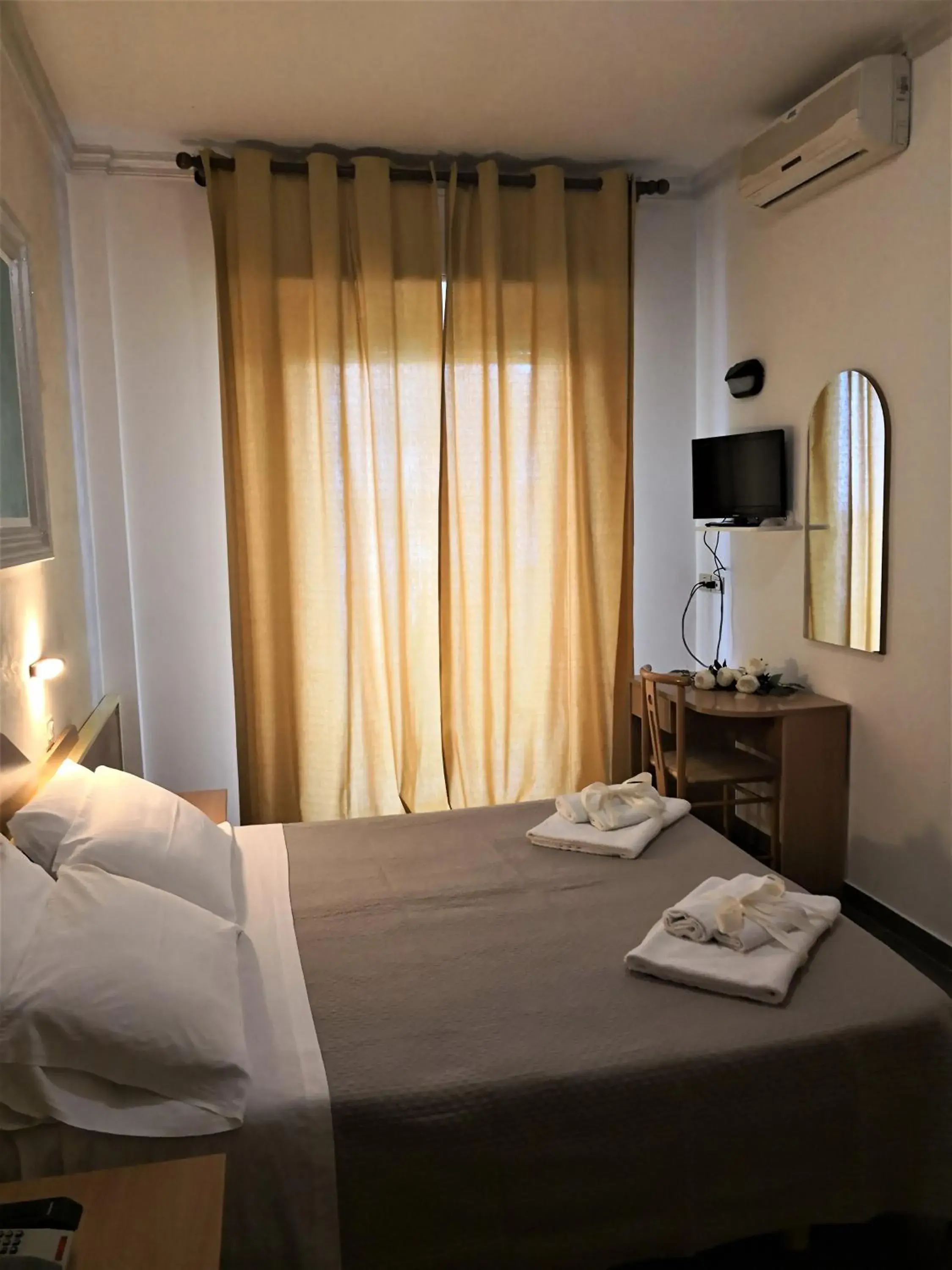 Double or Twin Room with Balcony in Hotel De Amicis Double or Twin Room with Balcony in Hotel De Amicis