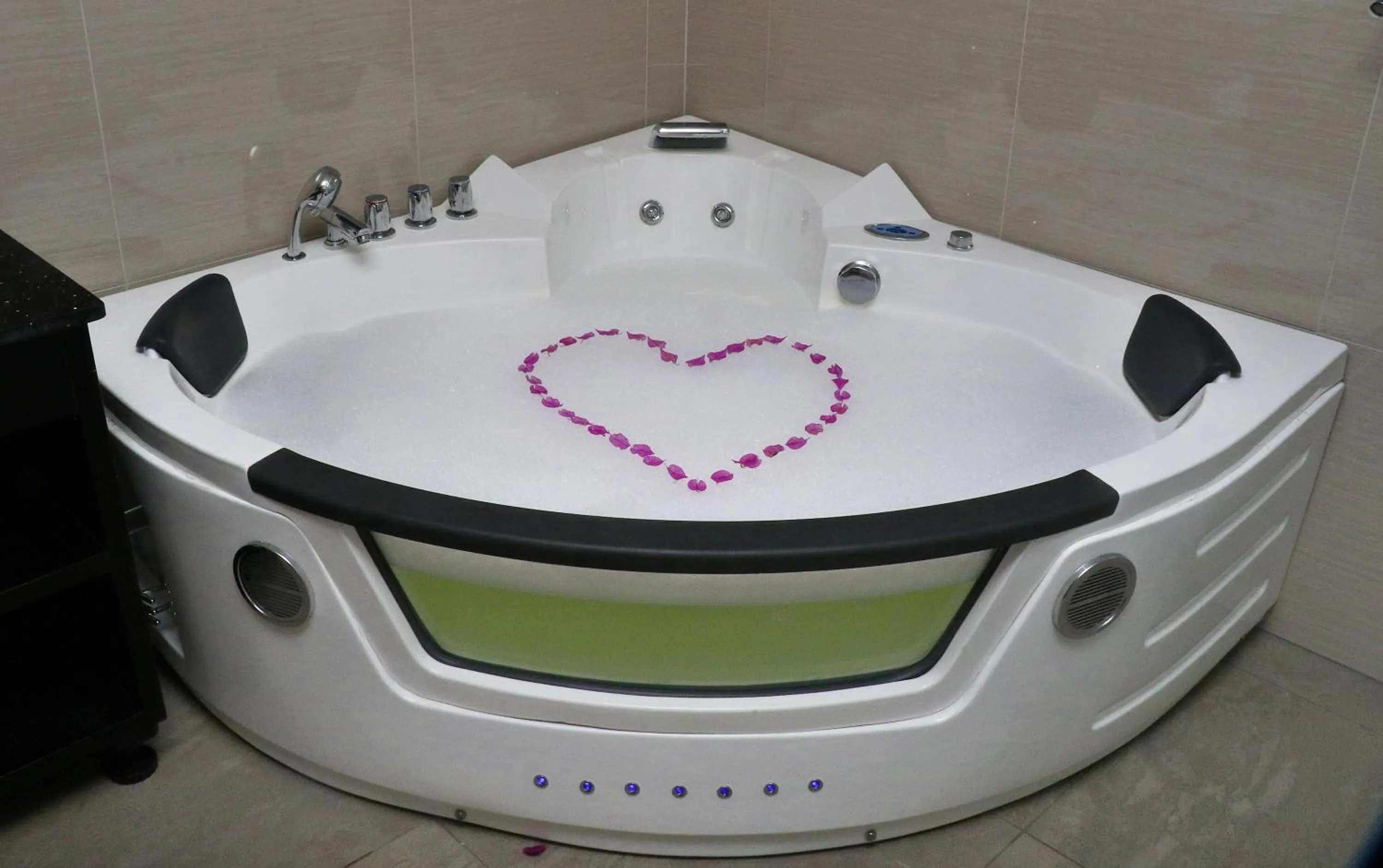 Hot Tub in Parkside Nila Beach Resort