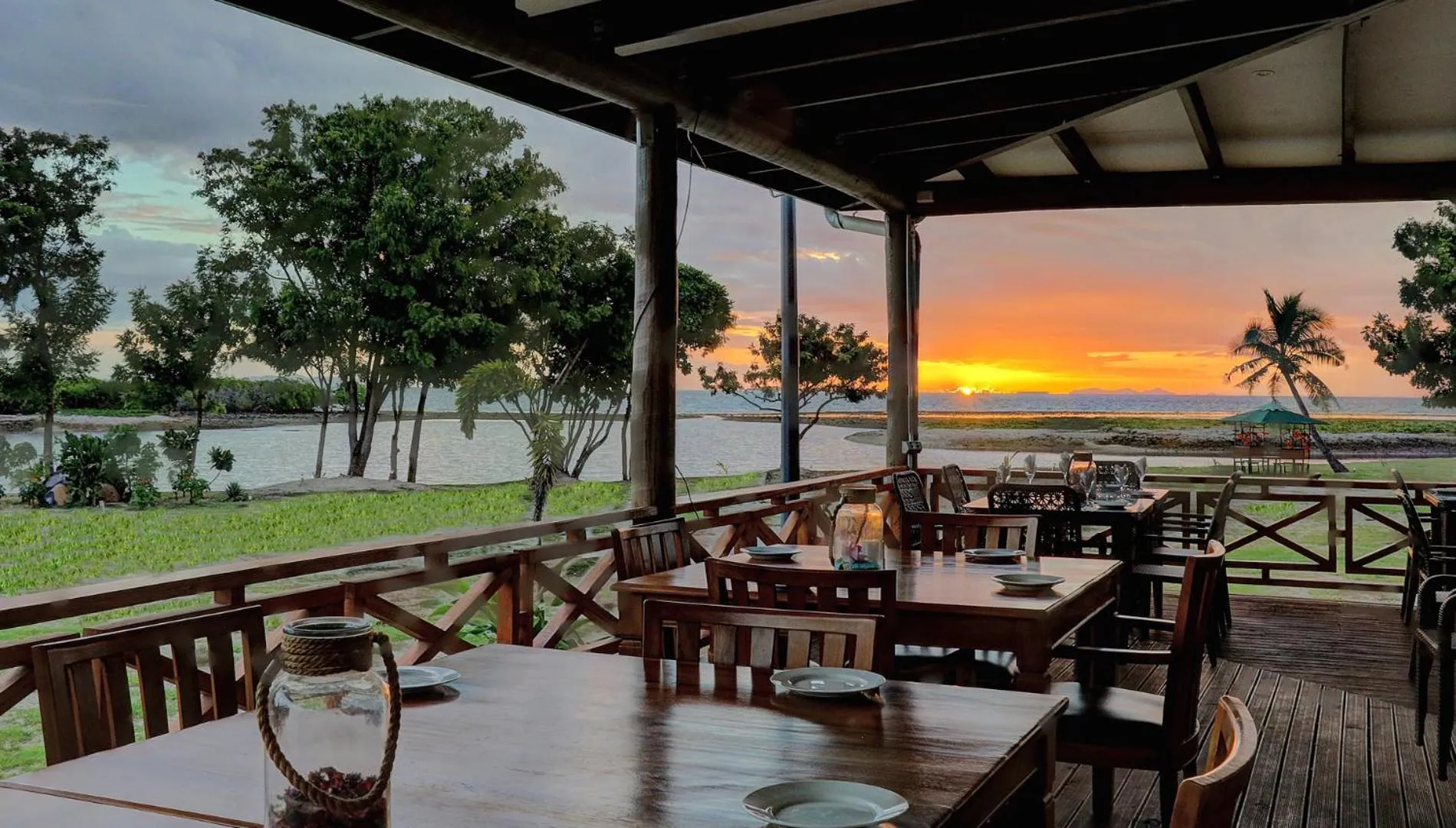 Restaurant/places to eat in Parkside Nila Beach Resort