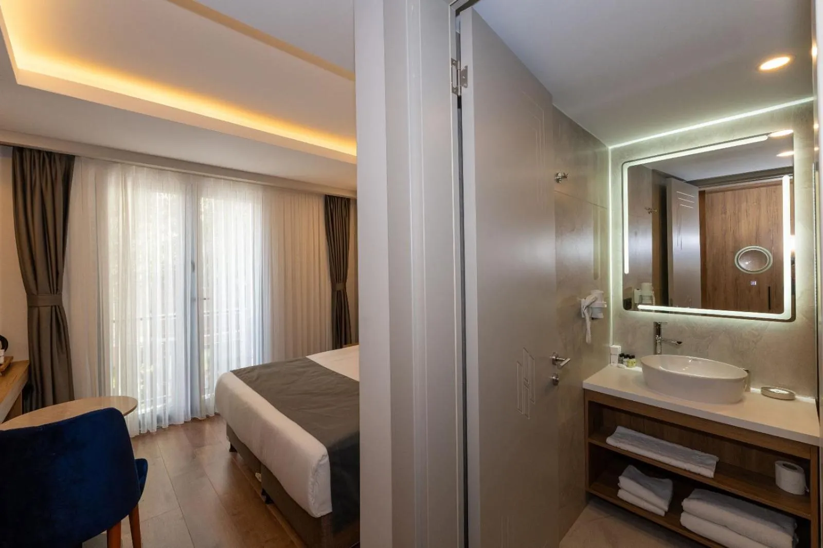 Bathroom, Bed in Harmony Hotel Istanbul & SPA