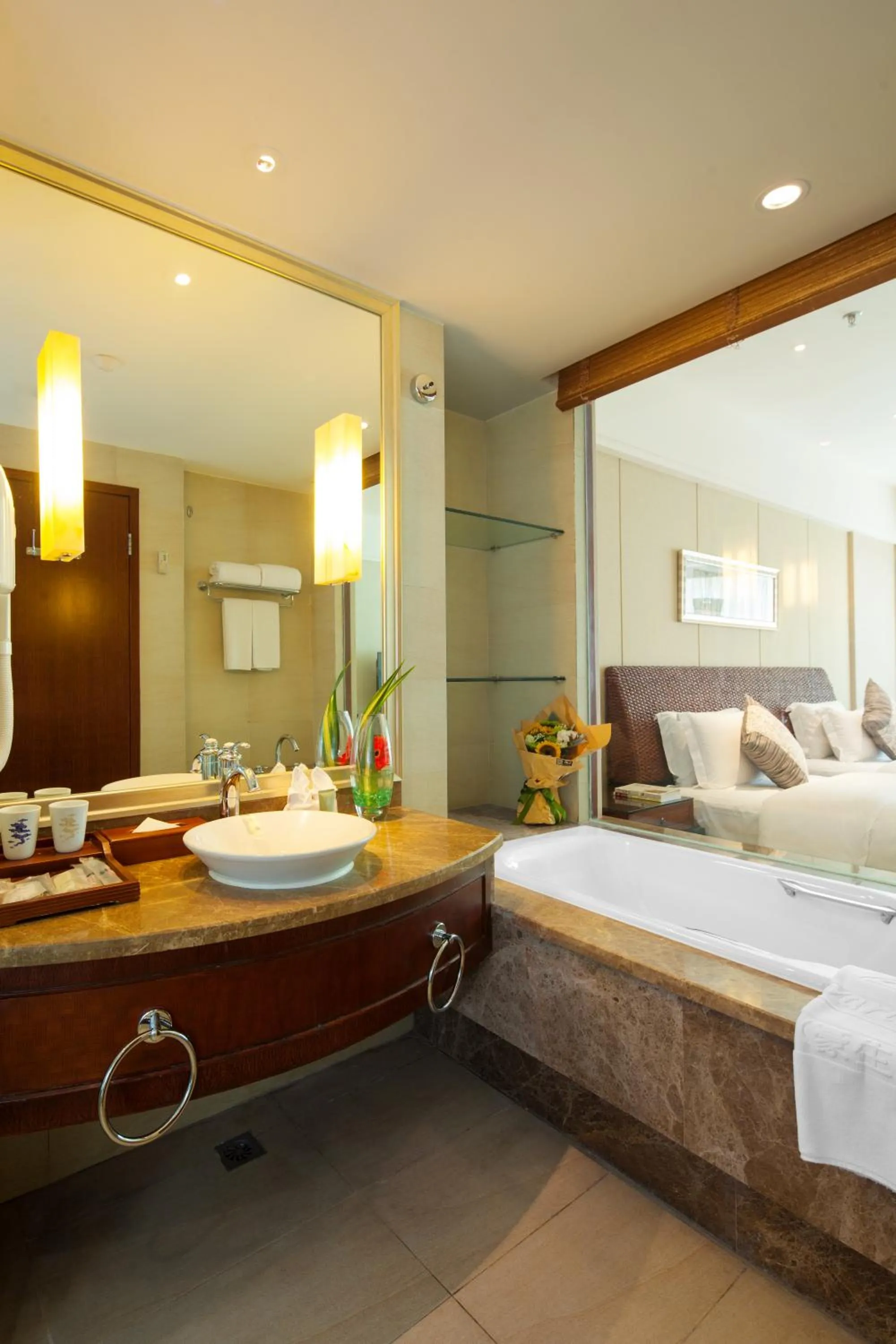 Photo of the whole room, Bed in Howard Johnson Conference Resort Chengdu