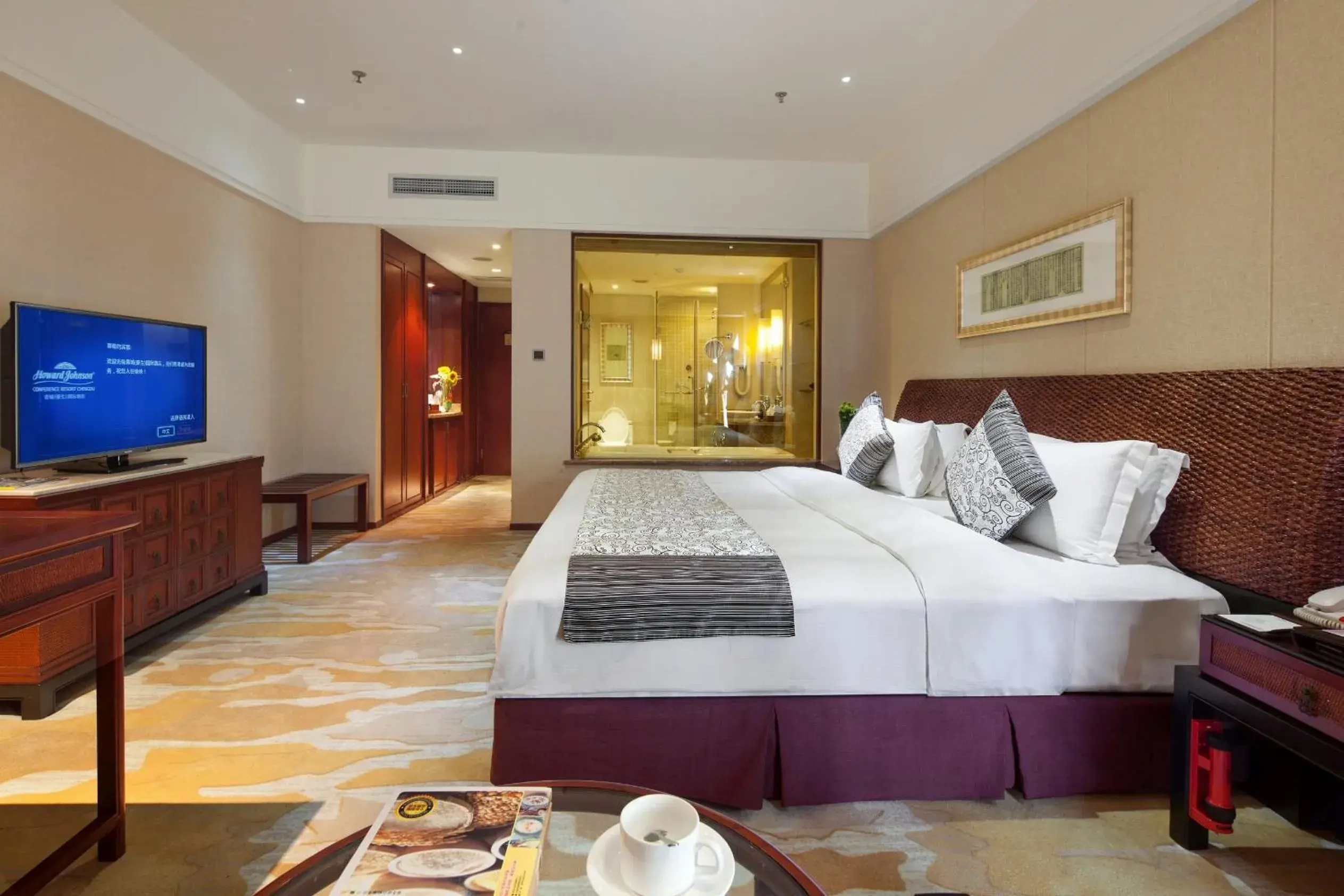 Deluxe Queen Room in Howard Johnson Conference Resort Chengdu Deluxe Queen Room in Howard Johnson Conference Resort Chengdu