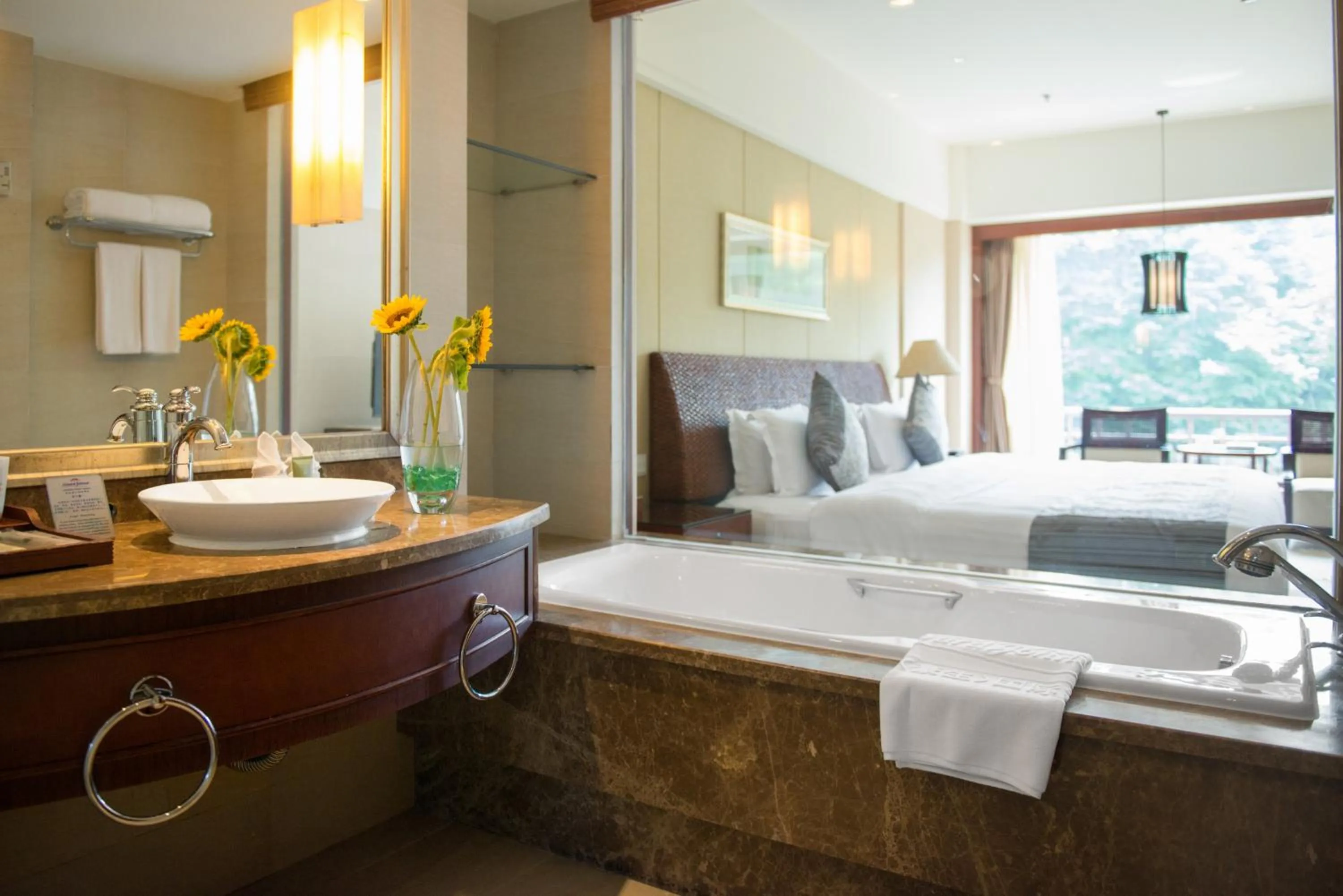 Photo of the whole room, Bed in Howard Johnson Conference Resort Chengdu