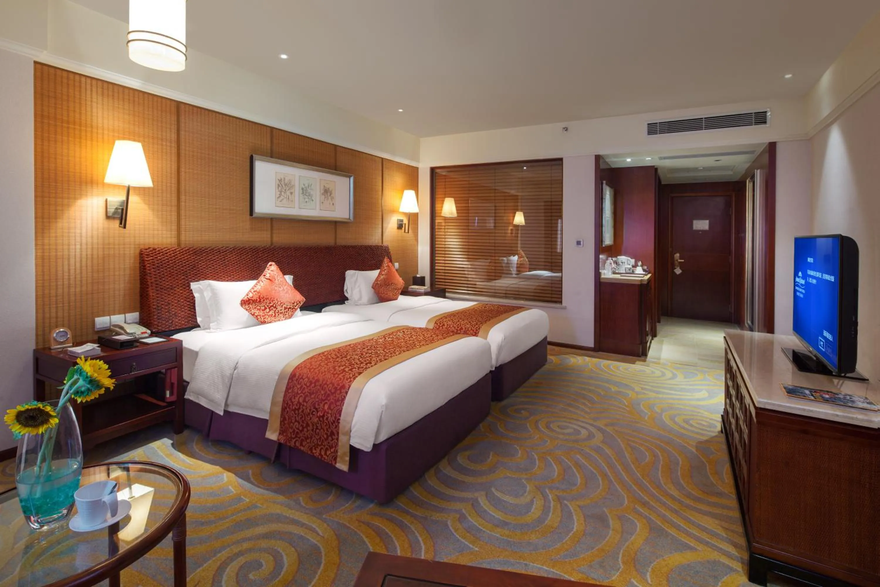 Photo of the whole room, Bed in Howard Johnson Conference Resort Chengdu